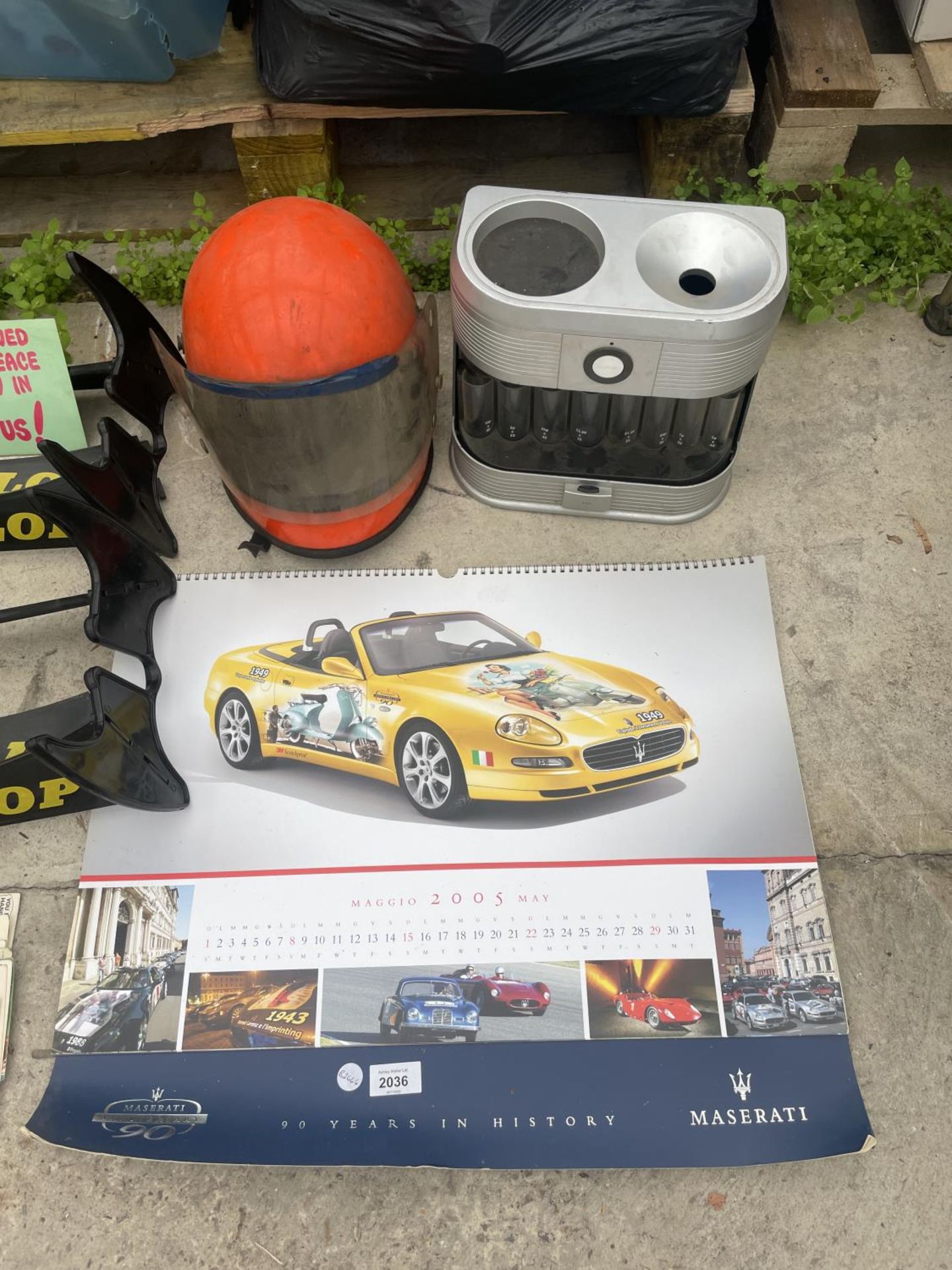 AN ASSORTMENT OF ITEMS TO INCLUDE A MASERATI CALANDER, A SHELL SIGN AND A COIN SORTER ETC - Bild 2 aus 3