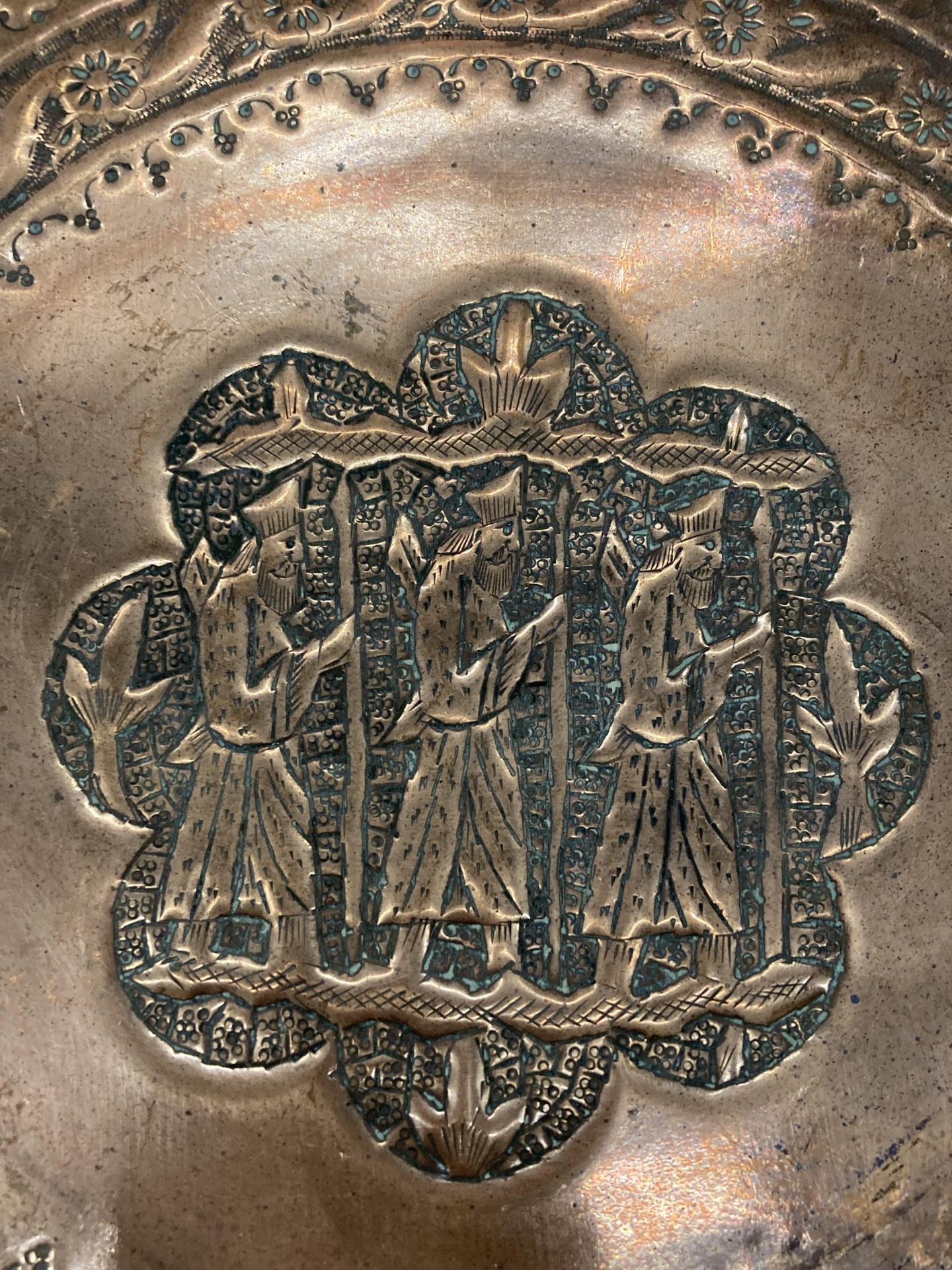 A HEAVY COPPER BENARES PLAQUE 'THE THREE HOLY MEN', DIAMETER 35CM - Image 2 of 2