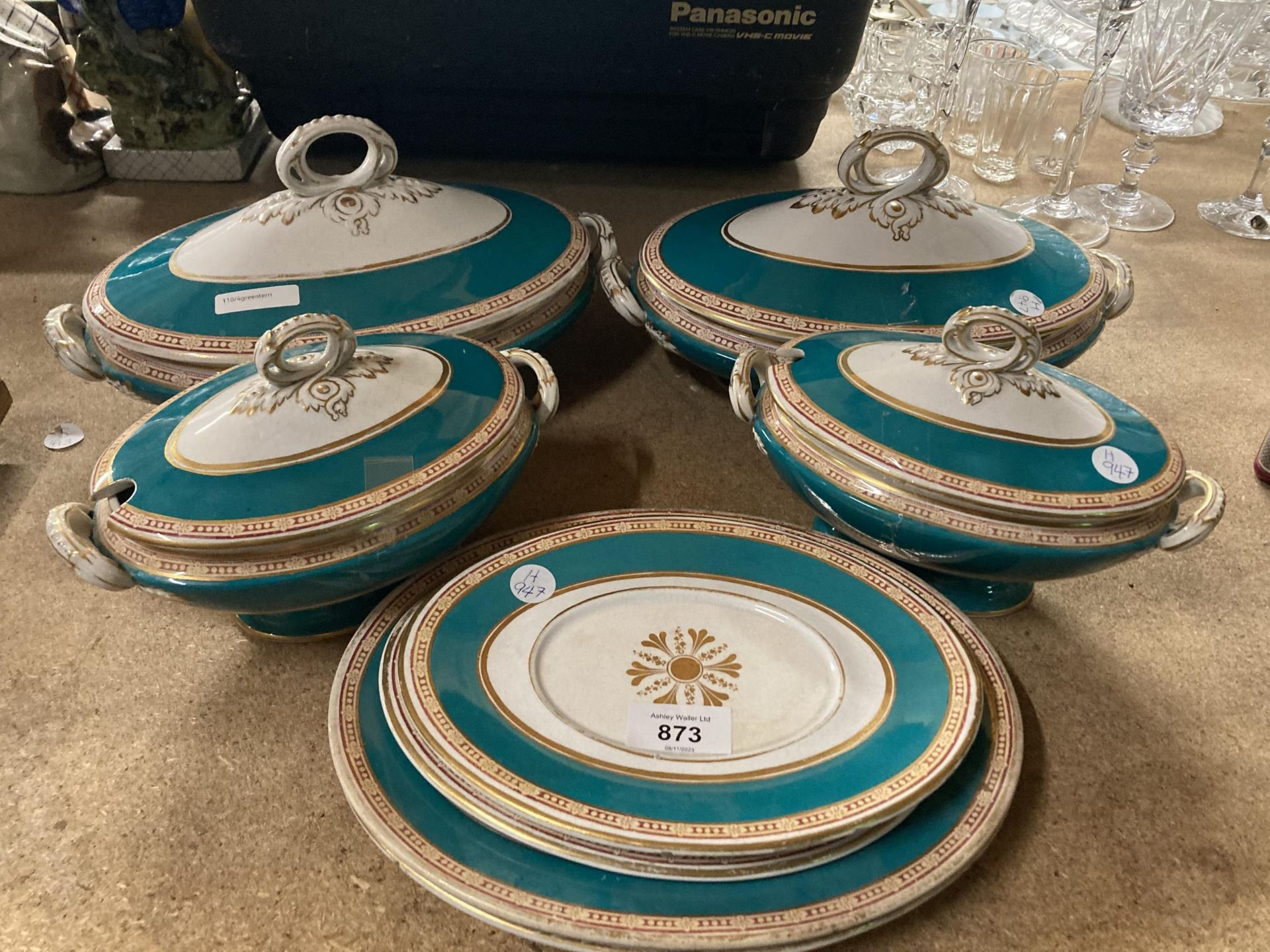 A QUANTITY OF VICTORIAN DINNERWARE TO INCLUDE FOUR SERVING DISHES WITH LIDS PLUS PLATES - Image 2 of 3