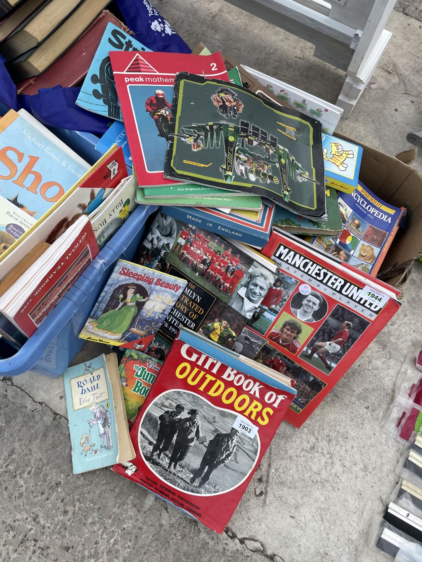 AN ASSORTMENT OF VARIOUS CHILDRENS AND SPORTING BOOKS - Bild 2 aus 3