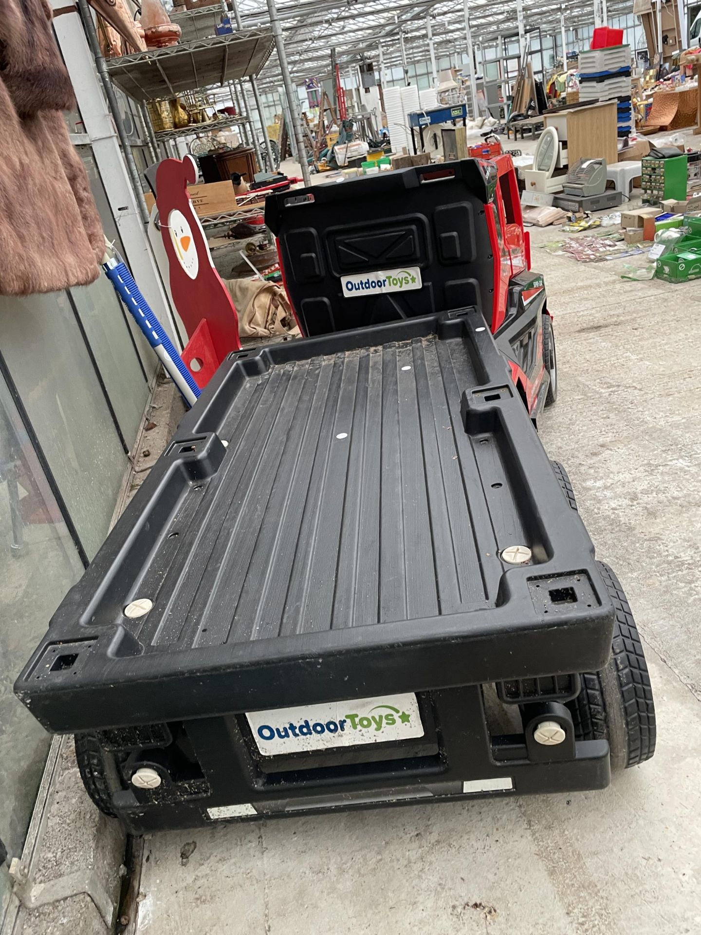 A 'SUPER CAR' BATTERY POWERED CHILDS RIDE ALONG BATTERY WAGON AND TRAILER COMPLETE WITH CHARGER, - Image 5 of 8