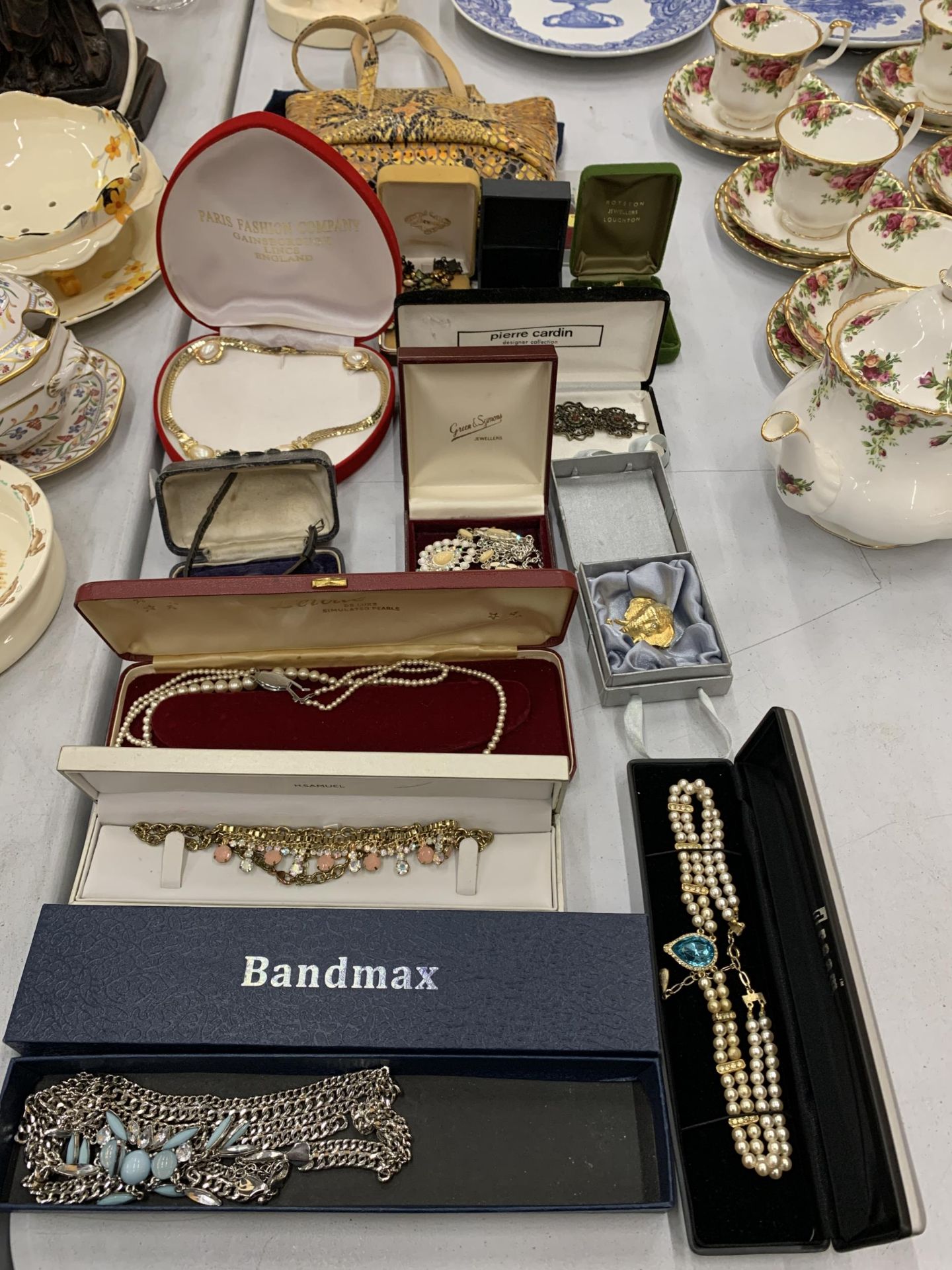 A COLLECTION OF BOXED COSTUME JEWELLERY ITEMS, PEARL NECKLACE ETC