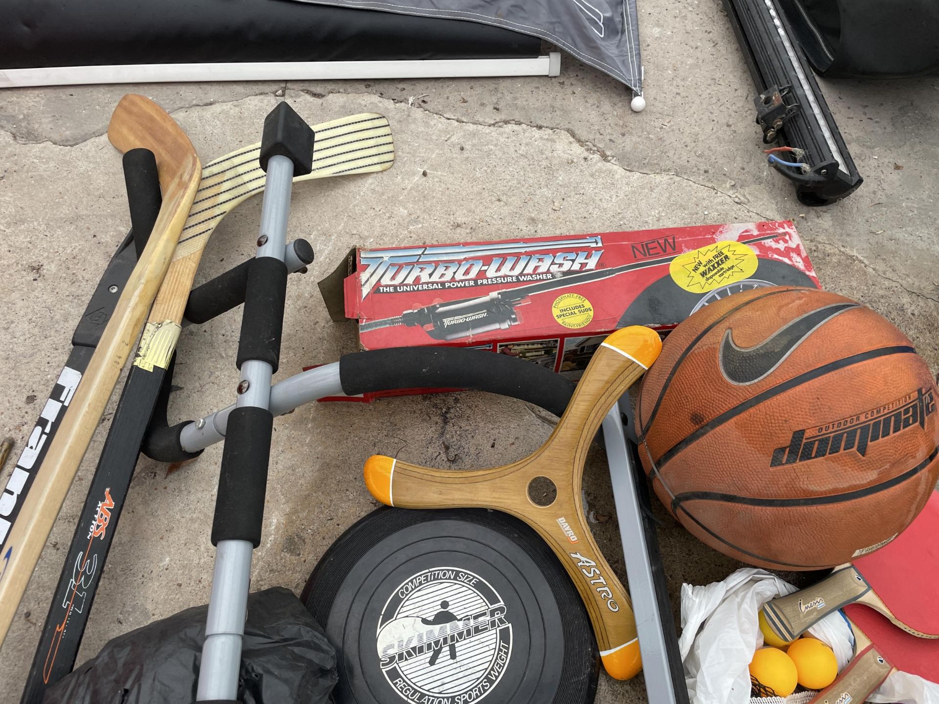 AN ASSORTMENT OF SPORTS EQUIPMENT TO INCLUDE BALLS, RACKETS AND HOCKEY STICKS ETC - Image 3 of 4