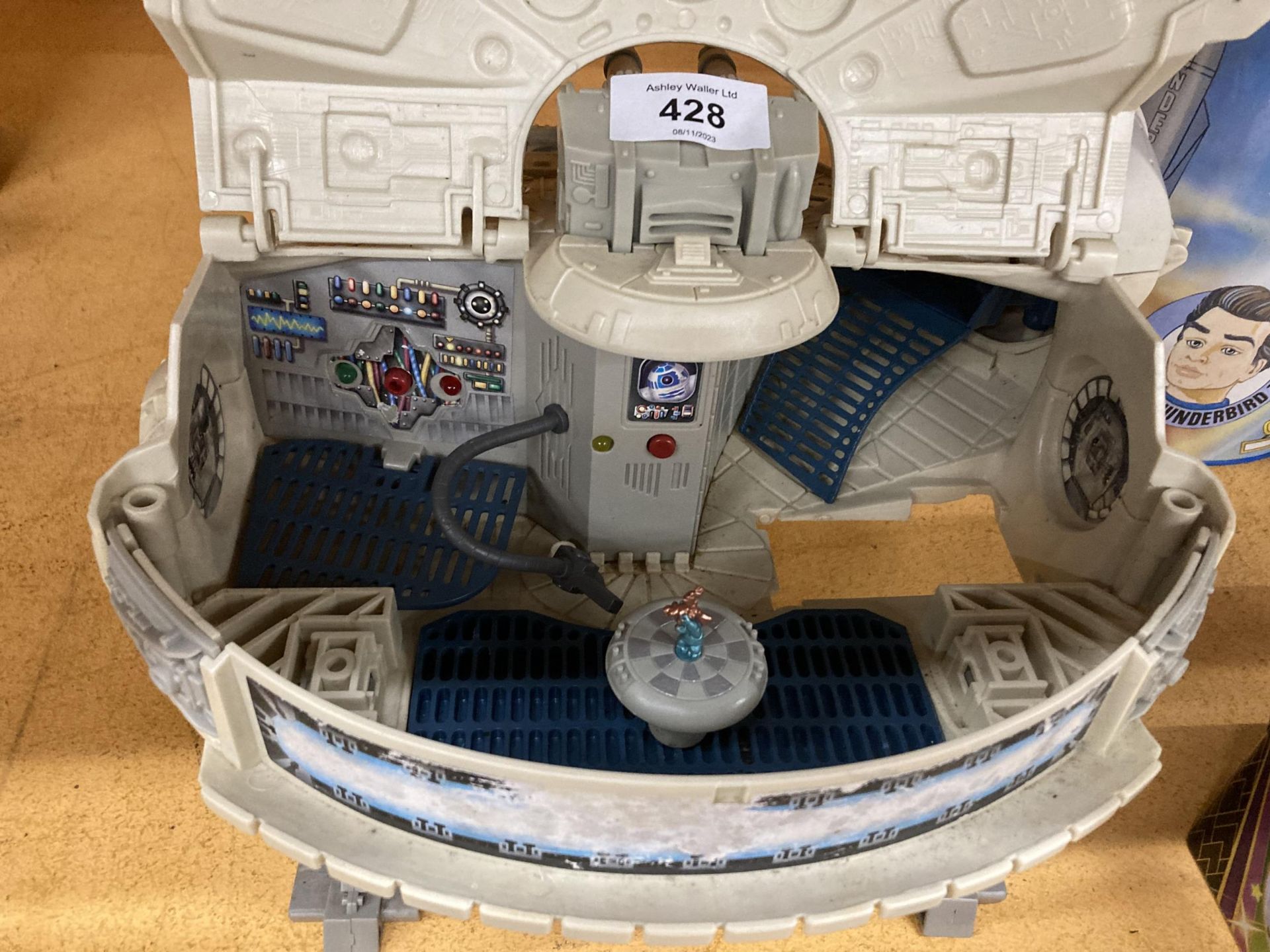 A STAR WARS MILLENIUM FALCON SHIP WITH FOUR FIGURES TO INCLUDE OBI- WAN-KENOBI, ETC - Image 3 of 4