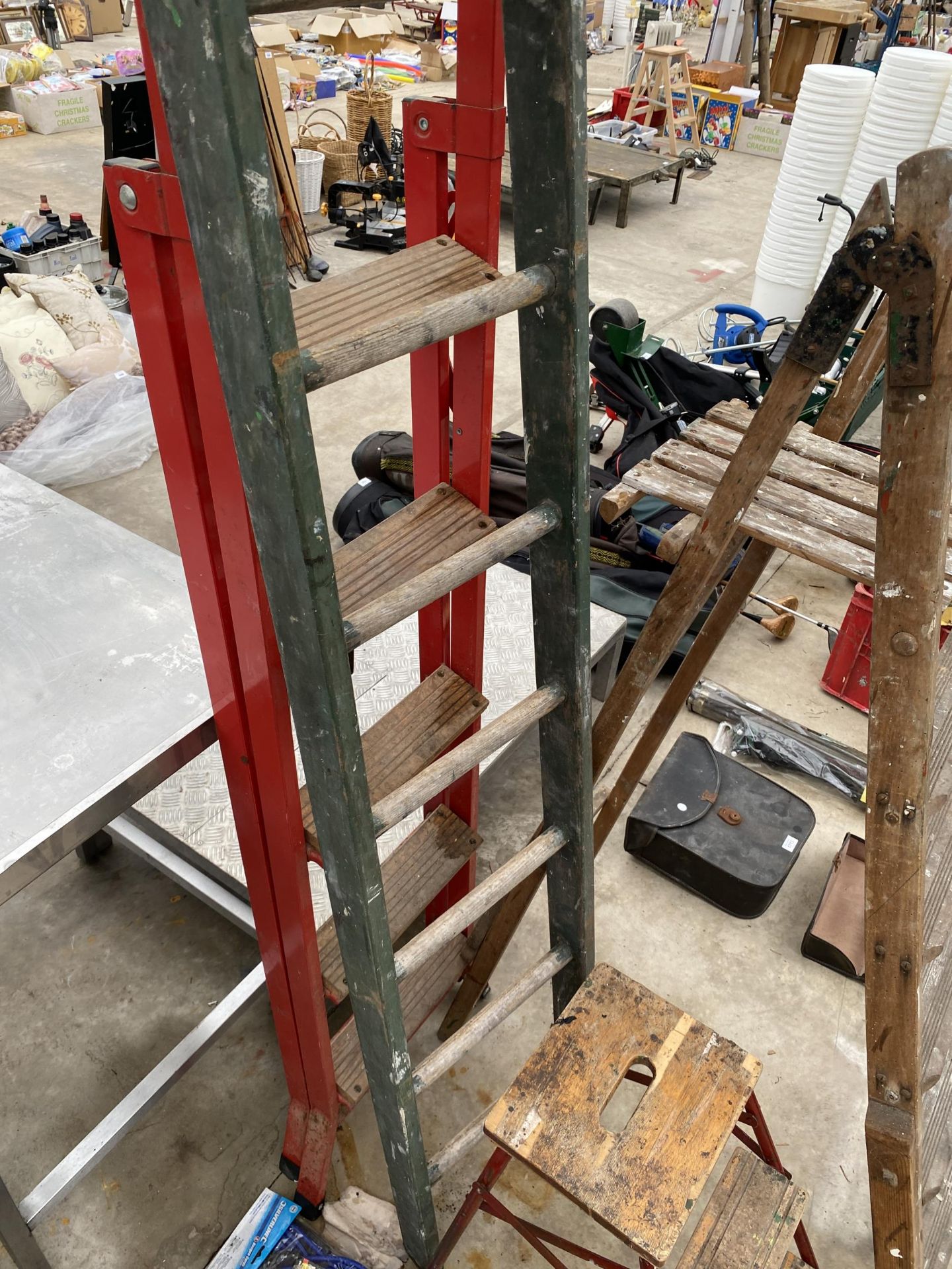 AN ASSORTMENT OF LADDERS TO INCLUDE A KITCHEN STEP STOOL AND A FIVE RUNG VINTAGE WOODEN STEP - Image 3 of 3