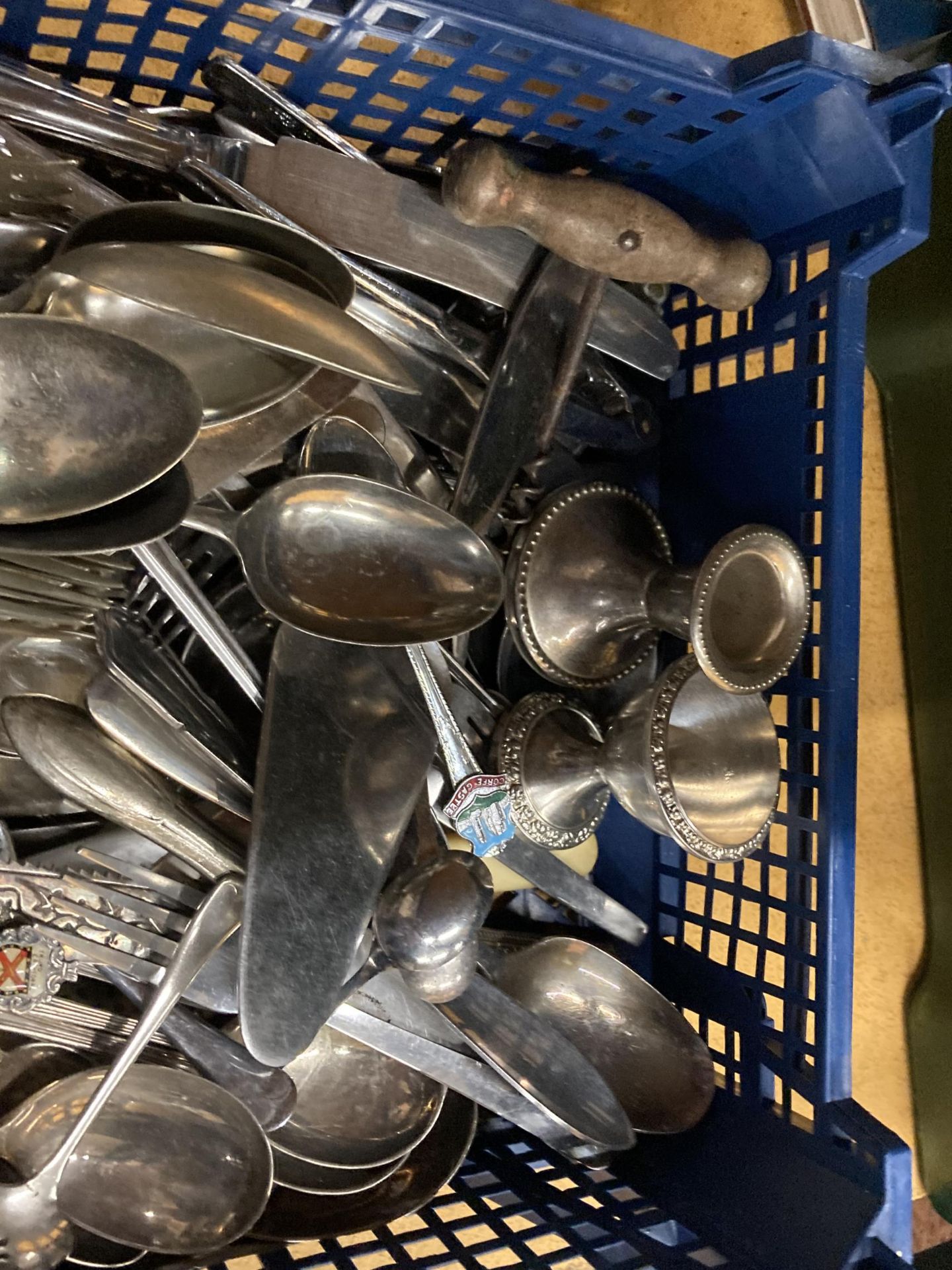 A LARGE QUANTITY OF VINTAGE FLATWARE TO INCLUDE KNIVES, FORKS, SPOONS, EGG CUPS, NUTCRACKERS, ETC - Image 2 of 3