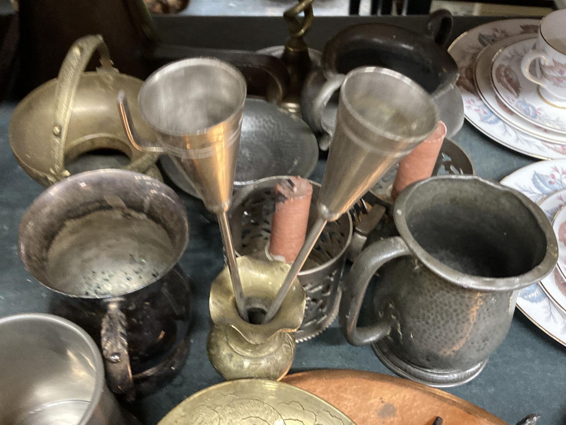 A QUANTITY OF COPPER, BRASS AND PEWTER TO INCLUDE TANKARDS, ALE MULLER, CANDLESTICK, COPPER TRAY, - Bild 3 aus 4