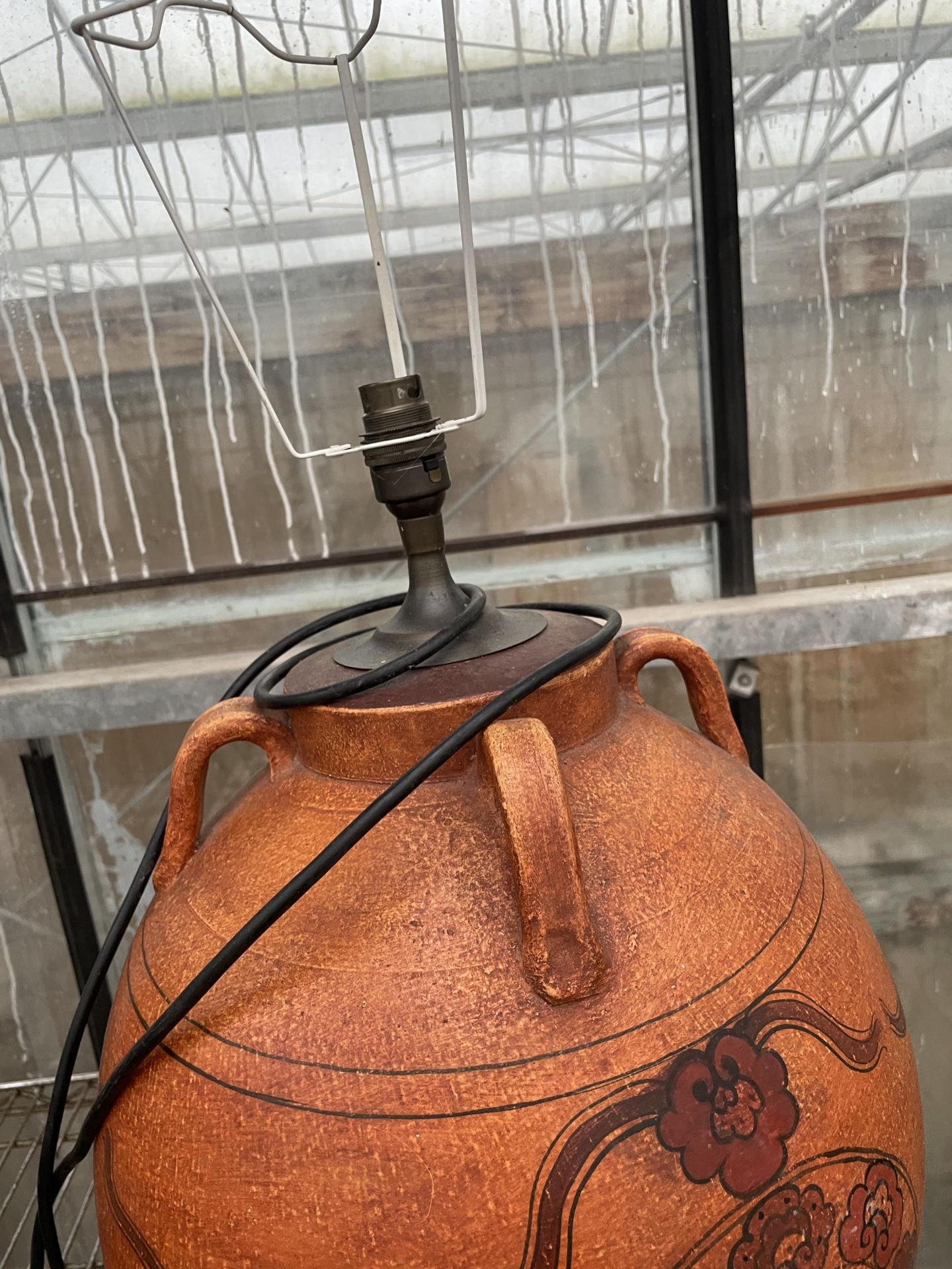 A LARGE RETRO BROWN CERAMIC TABLE LAMP - Image 3 of 3