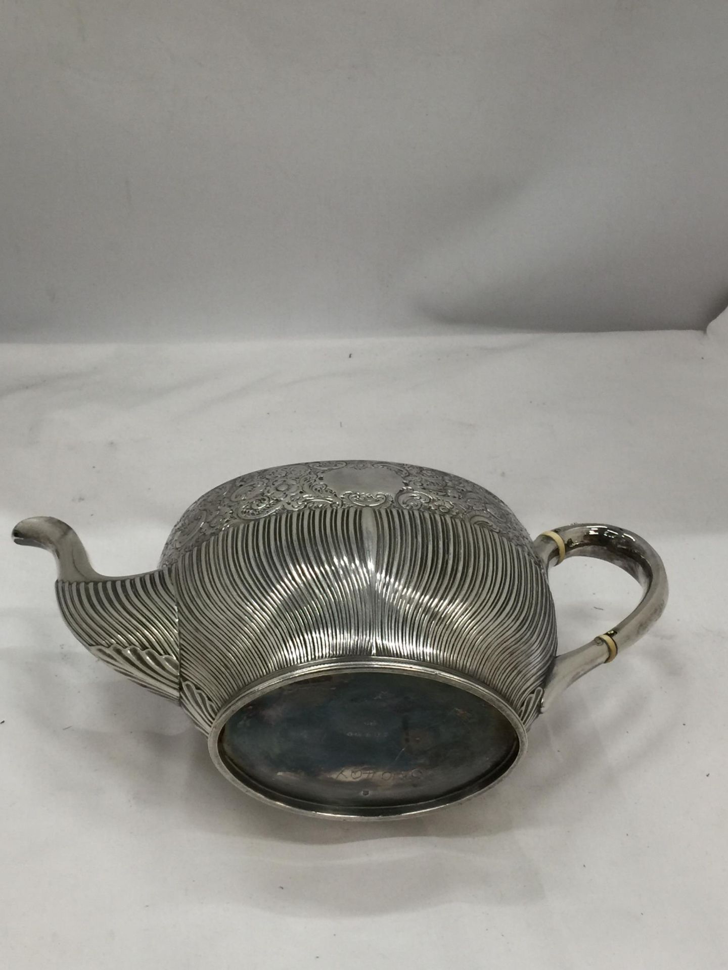 AN EDWARD VII 1902 SILVER TEAPOT WITH CHASED AND ENGRAVED FLORAL DESIGN, MAKER INDISTINCT, GROSS 546 - Image 7 of 7