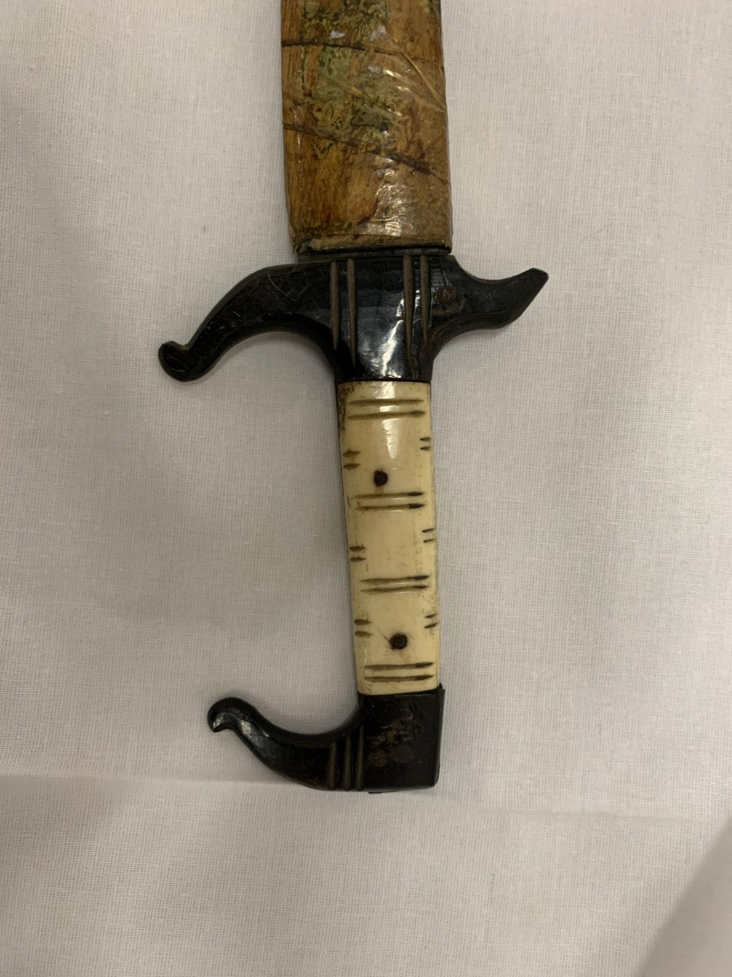 A VINTAGE MIDDLE EASTERN ISLAMIC DAGGER WITH BONE HANDLE - Image 3 of 4