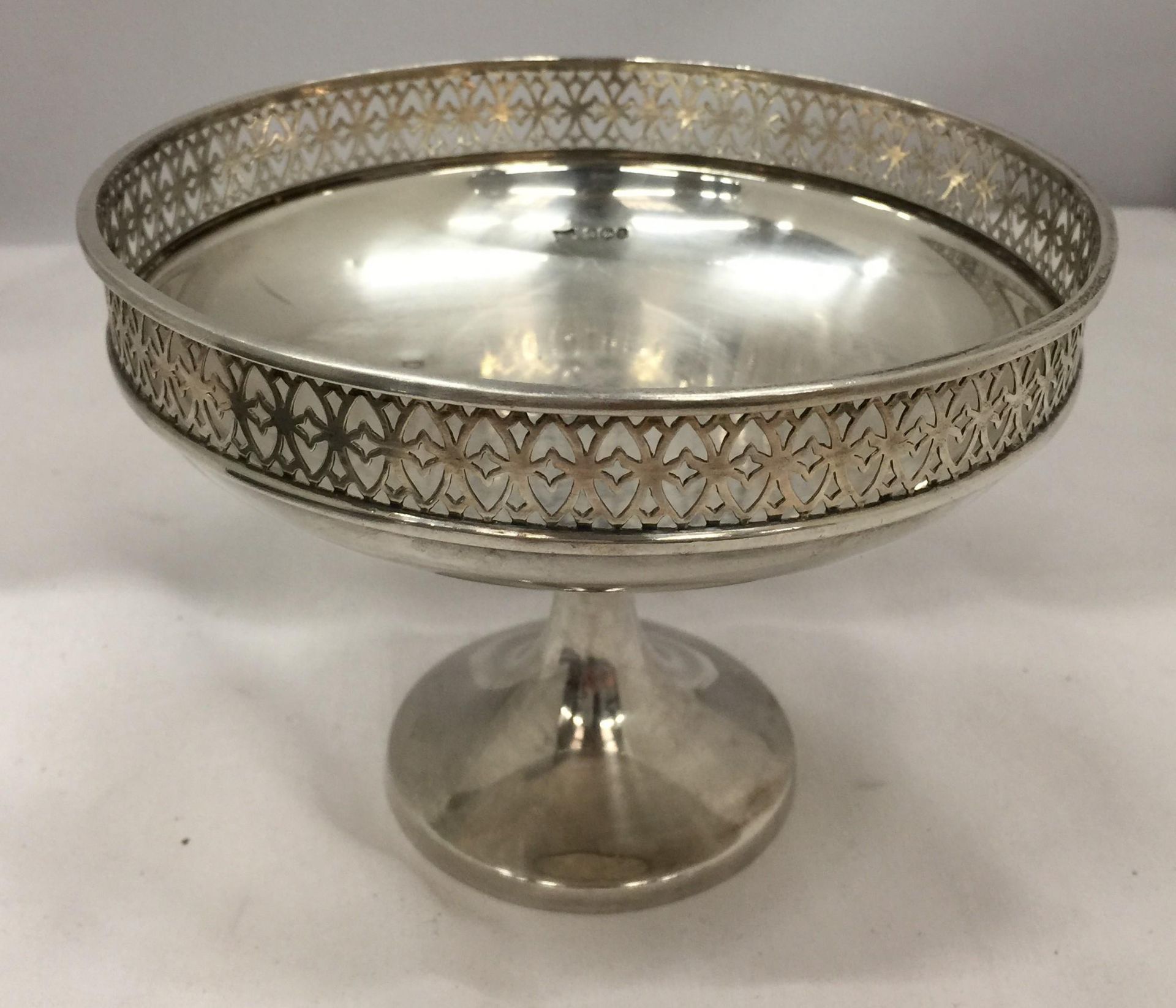 A GEORGE V 1918 SILVER HALLMARKED SHEFFIELD PEDESTAL BOWL WITH PIERCED GALLERY, MAKERS WALKER AND