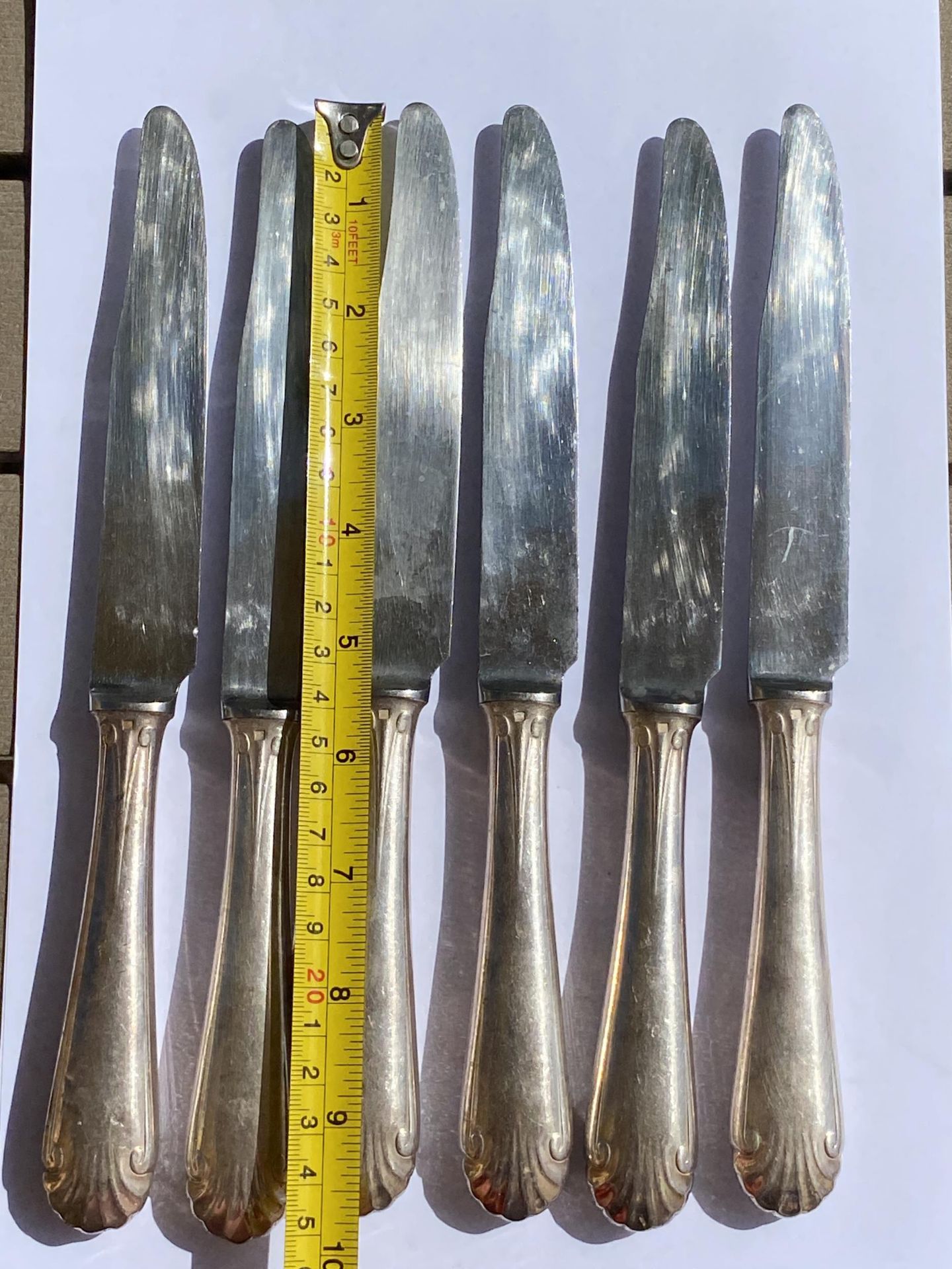 A SET OF SIX PLUS ONE FRENCH ART DECO CHRISTOFLE CTF20 PLUME PATTERN SILVER PLATED DINNER KNIVES - Image 6 of 7