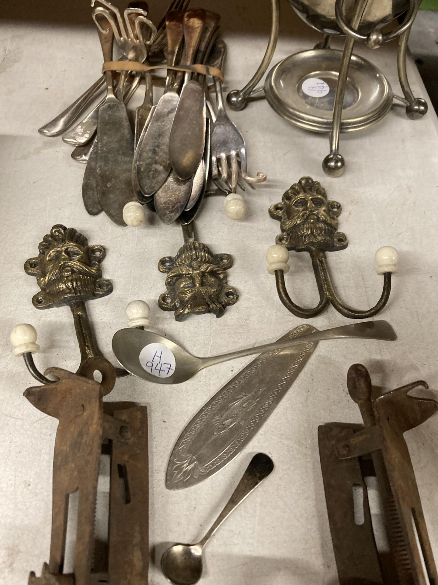 A VINTAGE SILVER PLATED EGG CODDLER, KNIVES, FORKS AND SPOONS, VERY OLD ICE SKATES AND BRASS COAT - Bild 3 aus 4