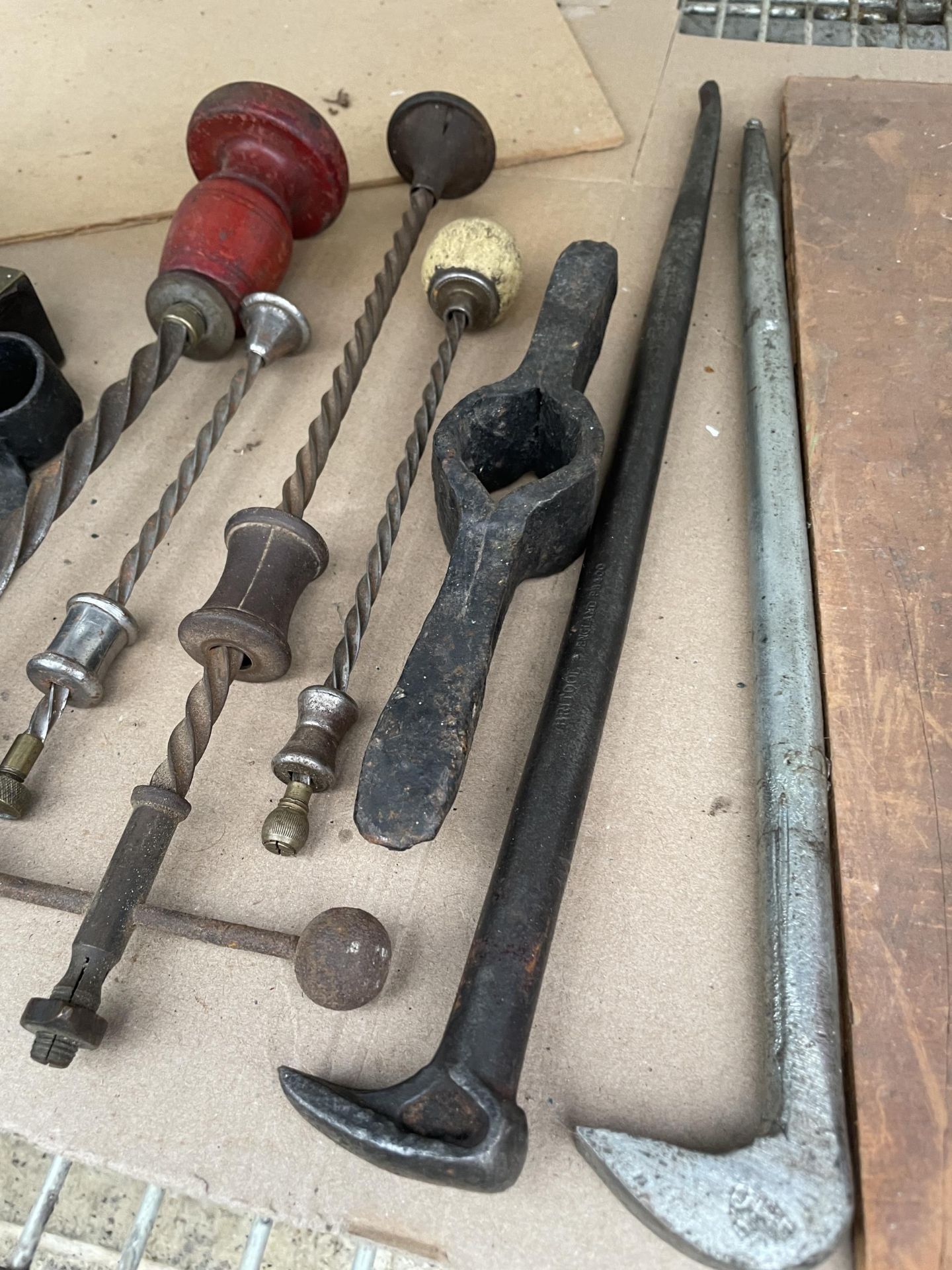 AN ASSORTMENT OF VINTAGE ITEMS TO INCLUDE A PULLEY HOOK AND A SPIRIT LEVEL ETC - Image 4 of 6