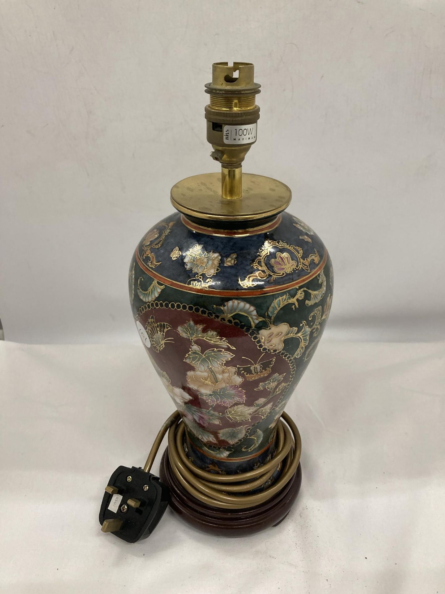 AN ORIENTAL STYLE CERAMIC TABLE LAMP ON A WOODEN BASE, HEIGHT 28CM