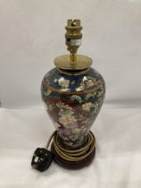 AN ORIENTAL STYLE CERAMIC TABLE LAMP ON A WOODEN BASE, HEIGHT 28CM
