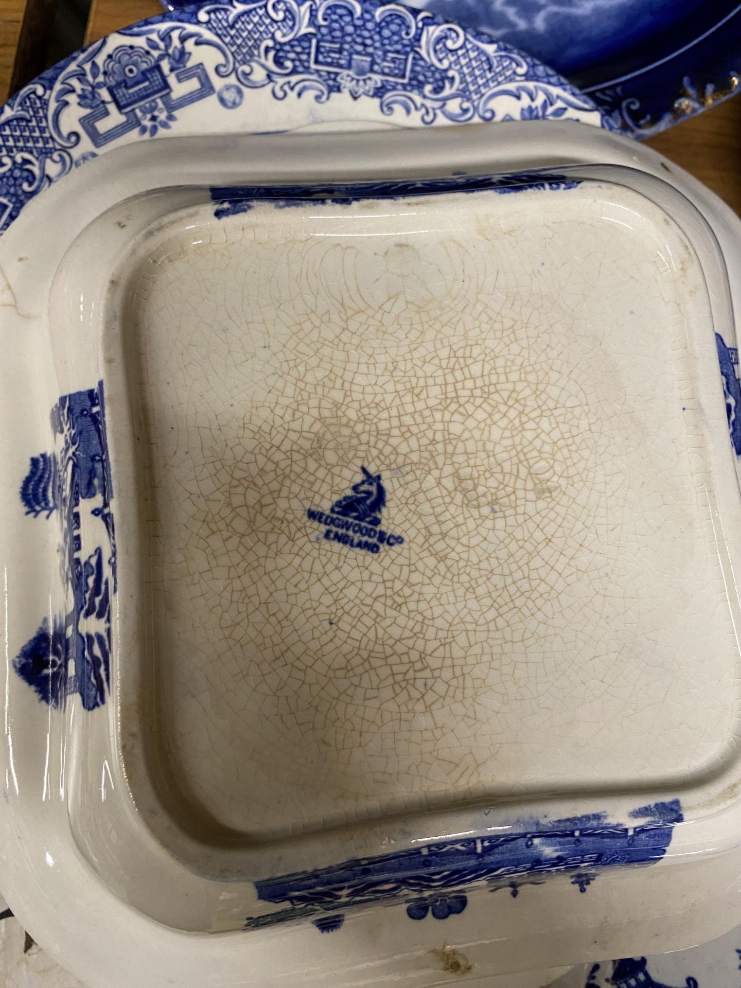 A COLLECTION OF BLUE AND WHITE TABLEWARE TO INCLUDE WEDGWOOD ETC - Image 4 of 4