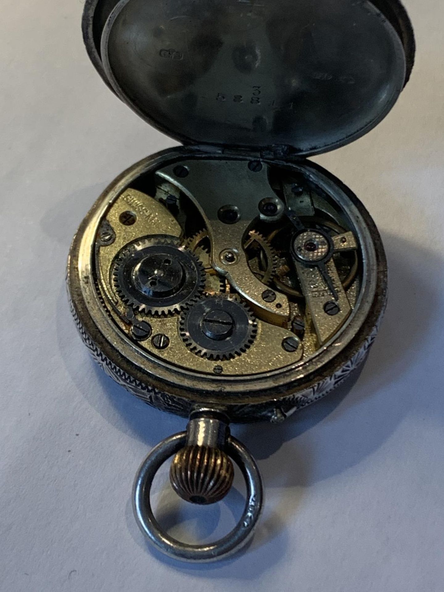 A MARKED 925 SILVER POCKET WATCH WITH A WHITE ENAMEL DECORATIVE FACE AND ROMAN NUMERALS - Image 4 of 4