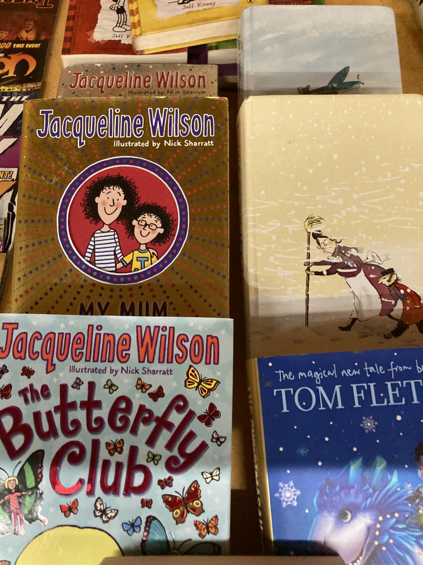 A QUANTITY OF CHILDREN'S BOOKS TO INCLUDE DAVID WALLIAMS, JACQUELINE WILSON AND JEFF KINNEY, SOME - Image 3 of 4