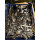 A LARGE QUANTITY OF VINTAGE FLATWARE TO INCLUDE KNIVES, FORKS, SPOONS, EGG CUPS, NUTCRACKERS, ETC