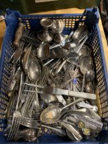A LARGE QUANTITY OF VINTAGE FLATWARE TO INCLUDE KNIVES, FORKS, SPOONS, EGG CUPS, NUTCRACKERS, ETC