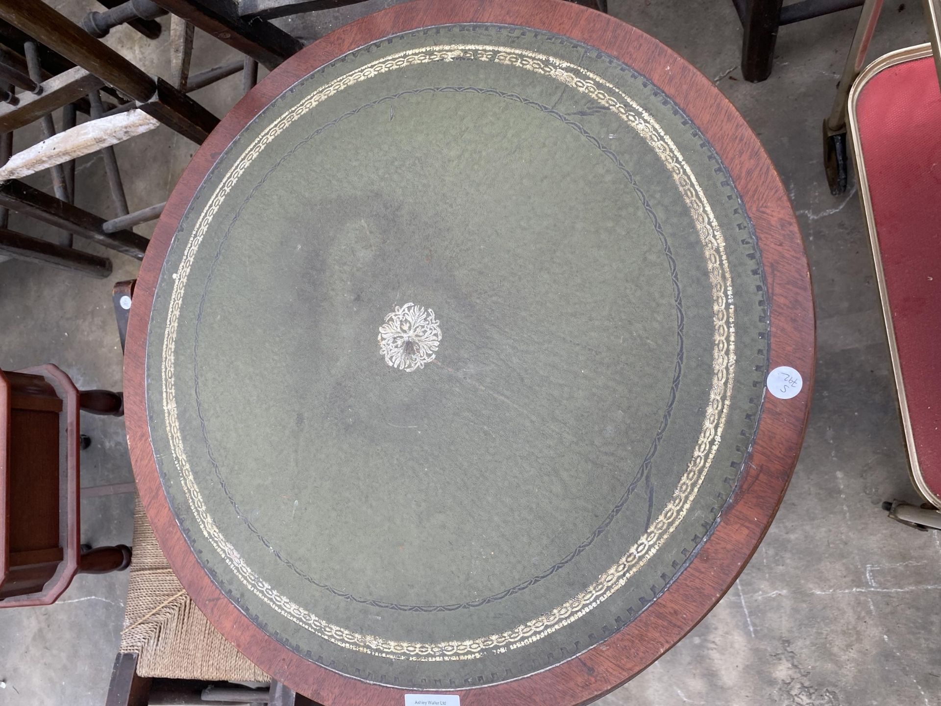 A 20.5" DIAMETER REVOLVING DRINKS CABINET ON PEDESTAL BASE - Image 4 of 4