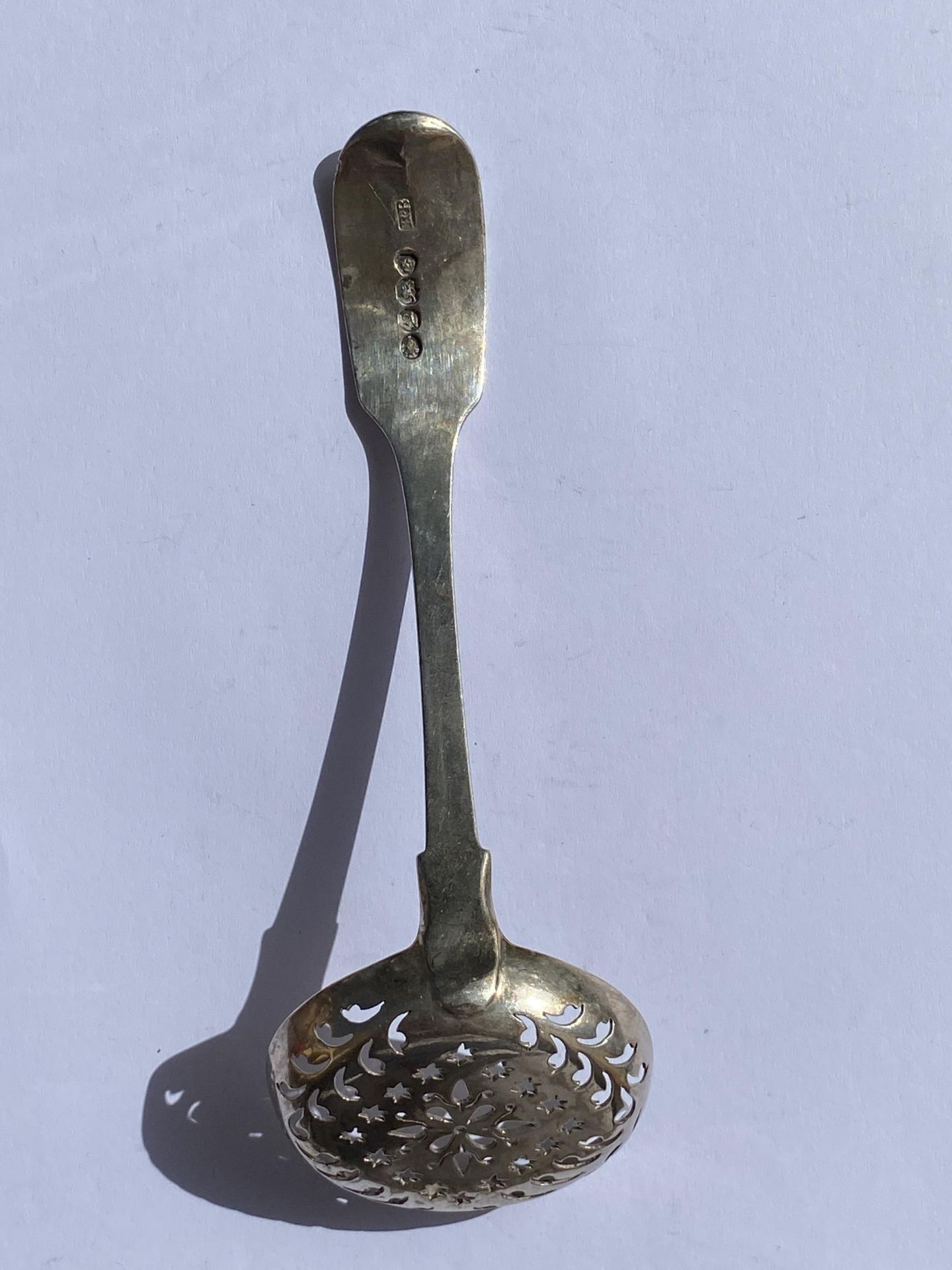 A WILLIAM IV 1836 HALLMARKED LONDON SILVER SUGAR SIFTER, MAKER RICHARD BRITTON, LENGTH 15 CM, WEIGHT - Image 3 of 4
