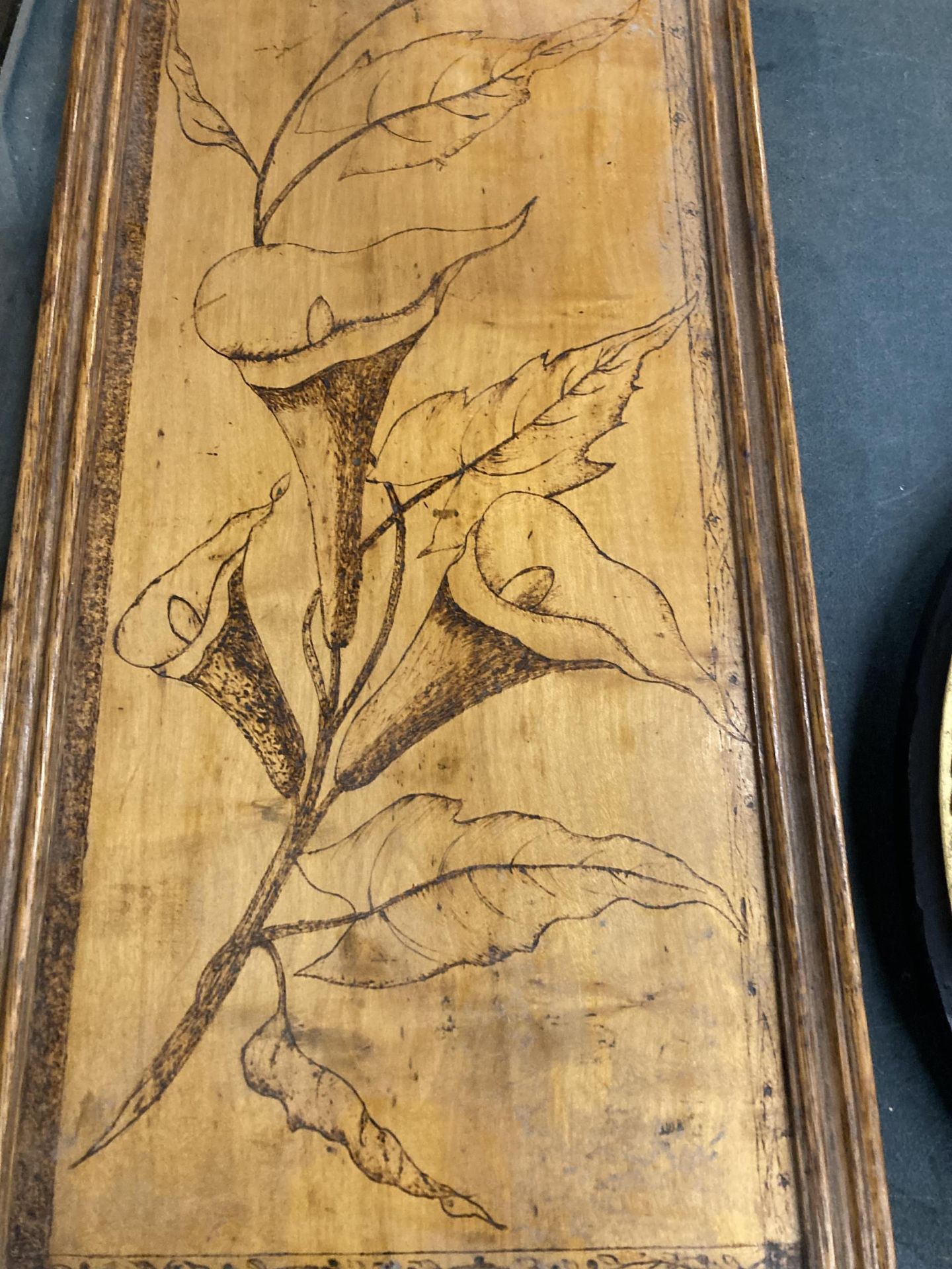 A LATE VICTORIAN OAK TRAY, WITH POKER WORK FLORAL DESIGN AND BRASS HANDLES, 28CM X 56CM - Image 2 of 3