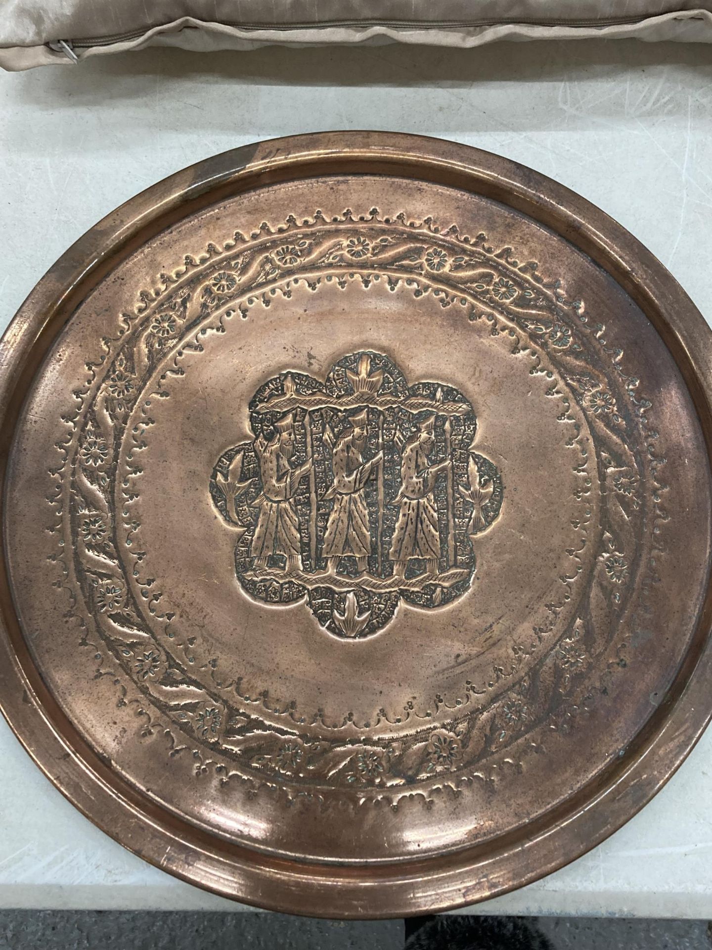 A HEAVY COPPER BENARES PLAQUE 'THE THREE HOLY MEN', DIAMETER 35CM