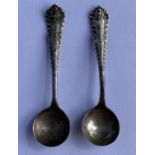 A PAIR OF VICTORIAN 1897 HALLMARKED SILVER OPEN SALT SPOONS, LENGTH 6.5 CM