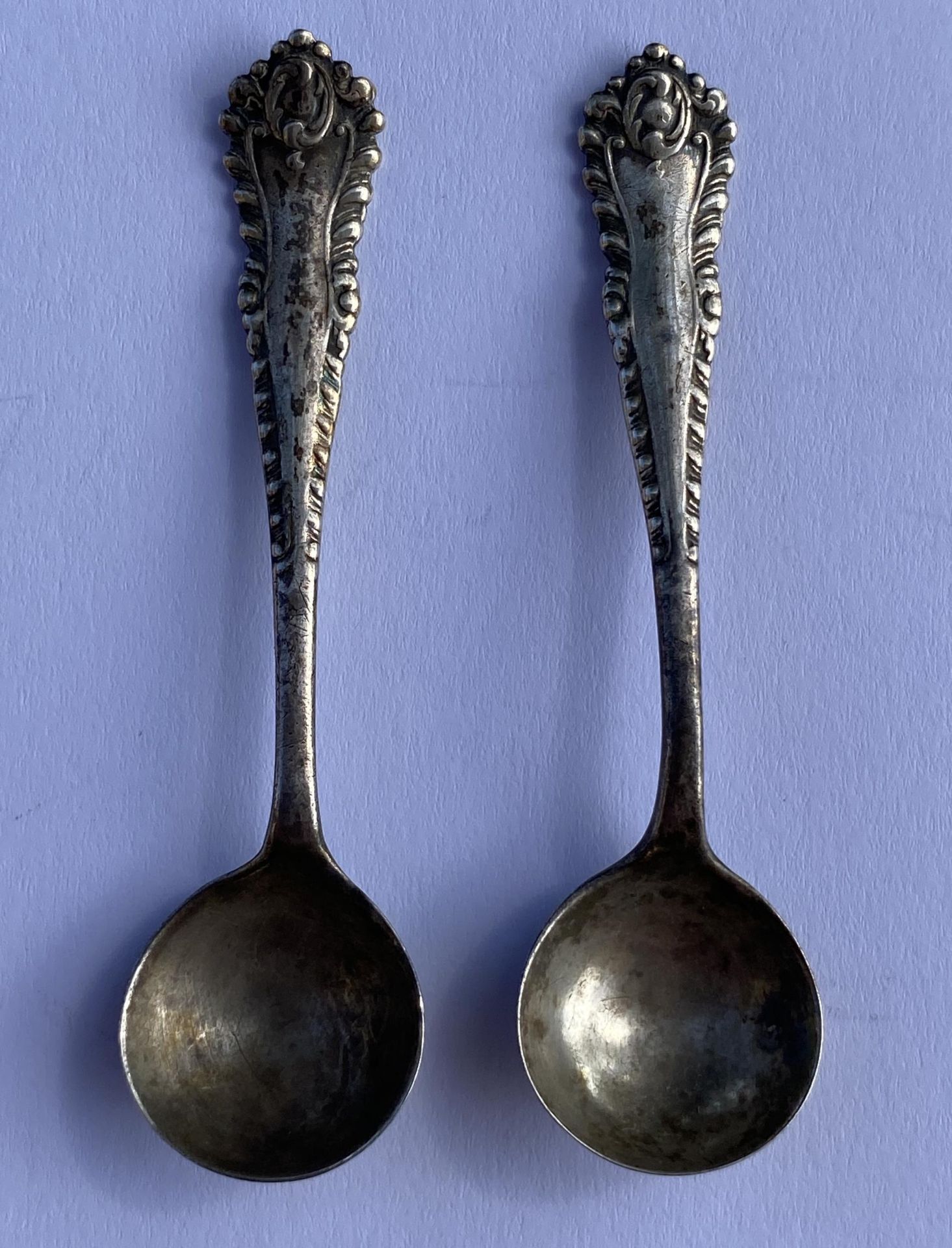 A PAIR OF VICTORIAN 1897 HALLMARKED SILVER OPEN SALT SPOONS, LENGTH 6.5 CM