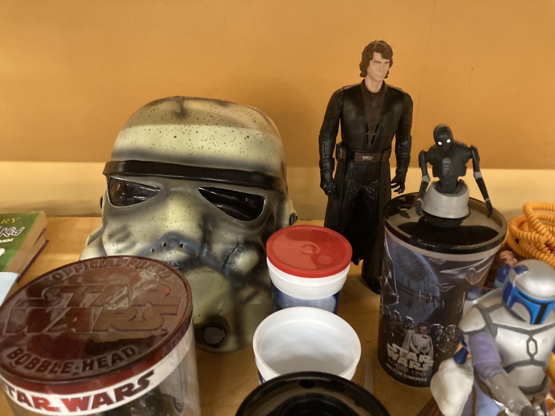A LARGE COLLECTION OF STAR WARS ITEMS TO INCLUDE A STORMTROOPER MASK, A BOXED SHADOW TROOPER FIGURE, - Bild 4 aus 4
