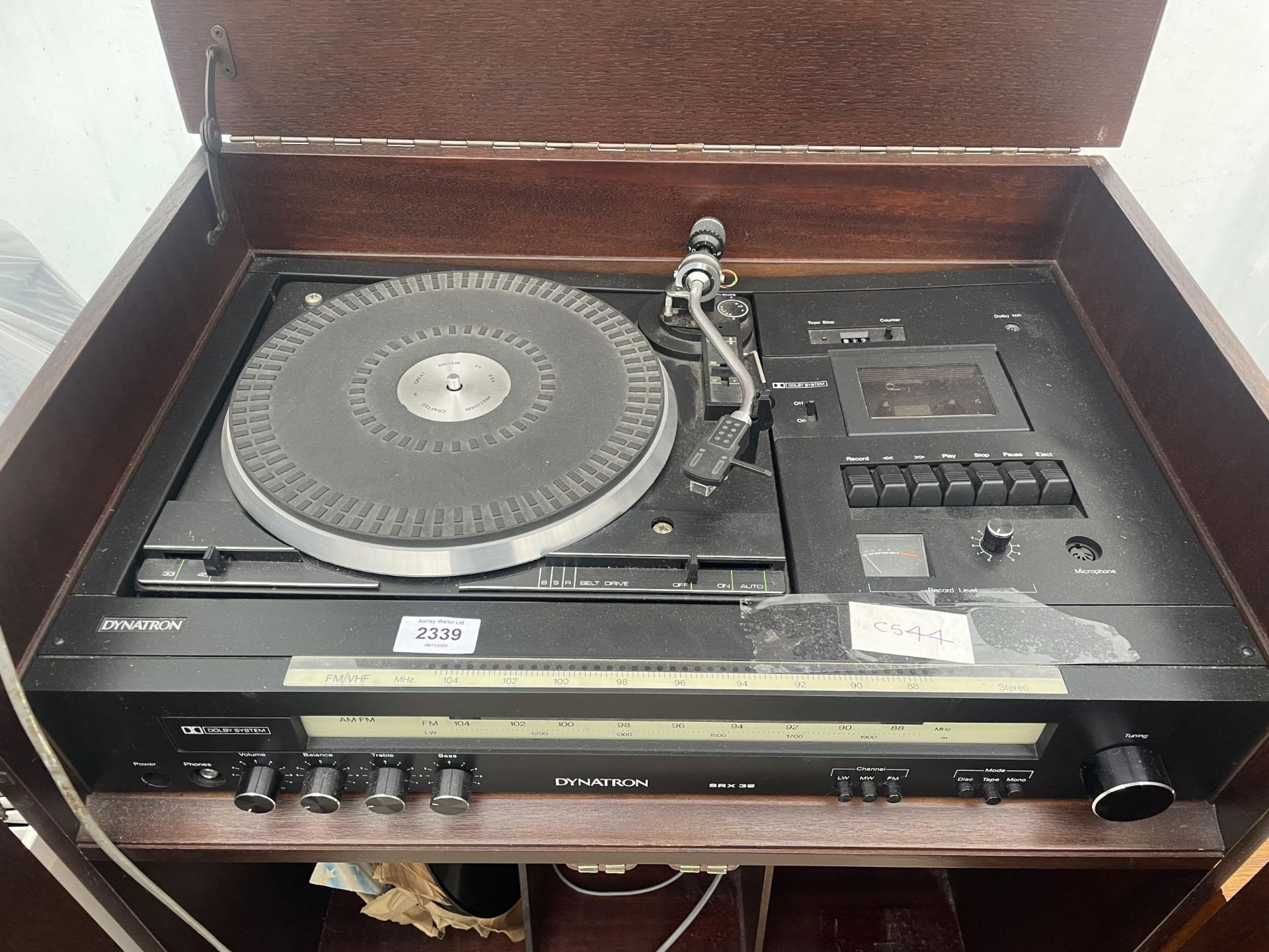 A DYNATRON SRX32 STEREO PLAYER AND A PAIR OF WOODEN CASED DYNATRON SPEAKERS - Bild 2 aus 5