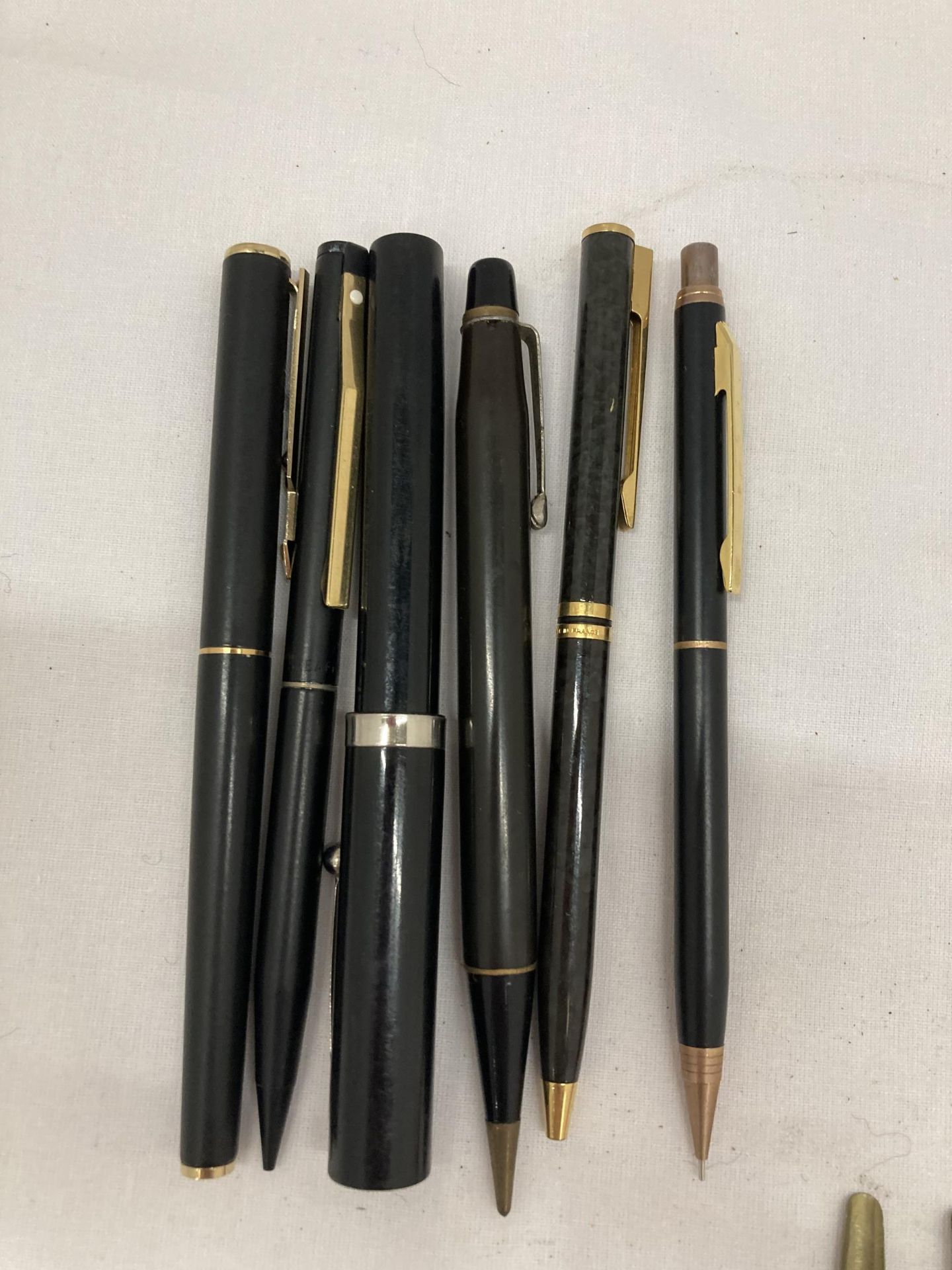 A COLLECTION OF SCHAEFFER BALLPOINT AND FOUNTAIN PENS PLUS A QUANTITY OF PEN NIBS - Image 2 of 3
