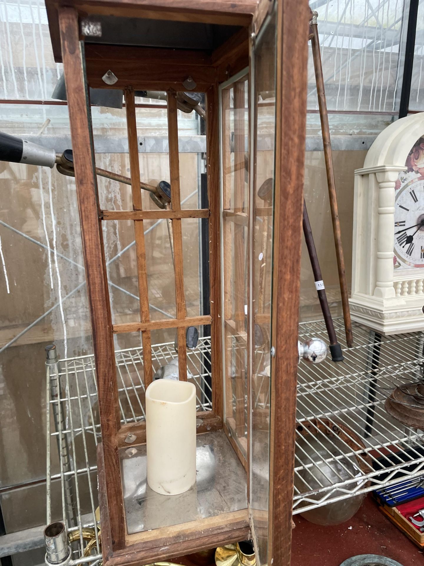 A LARGE VINTAGE STYLE WOODEN CANDLE LANTERN - Image 4 of 4