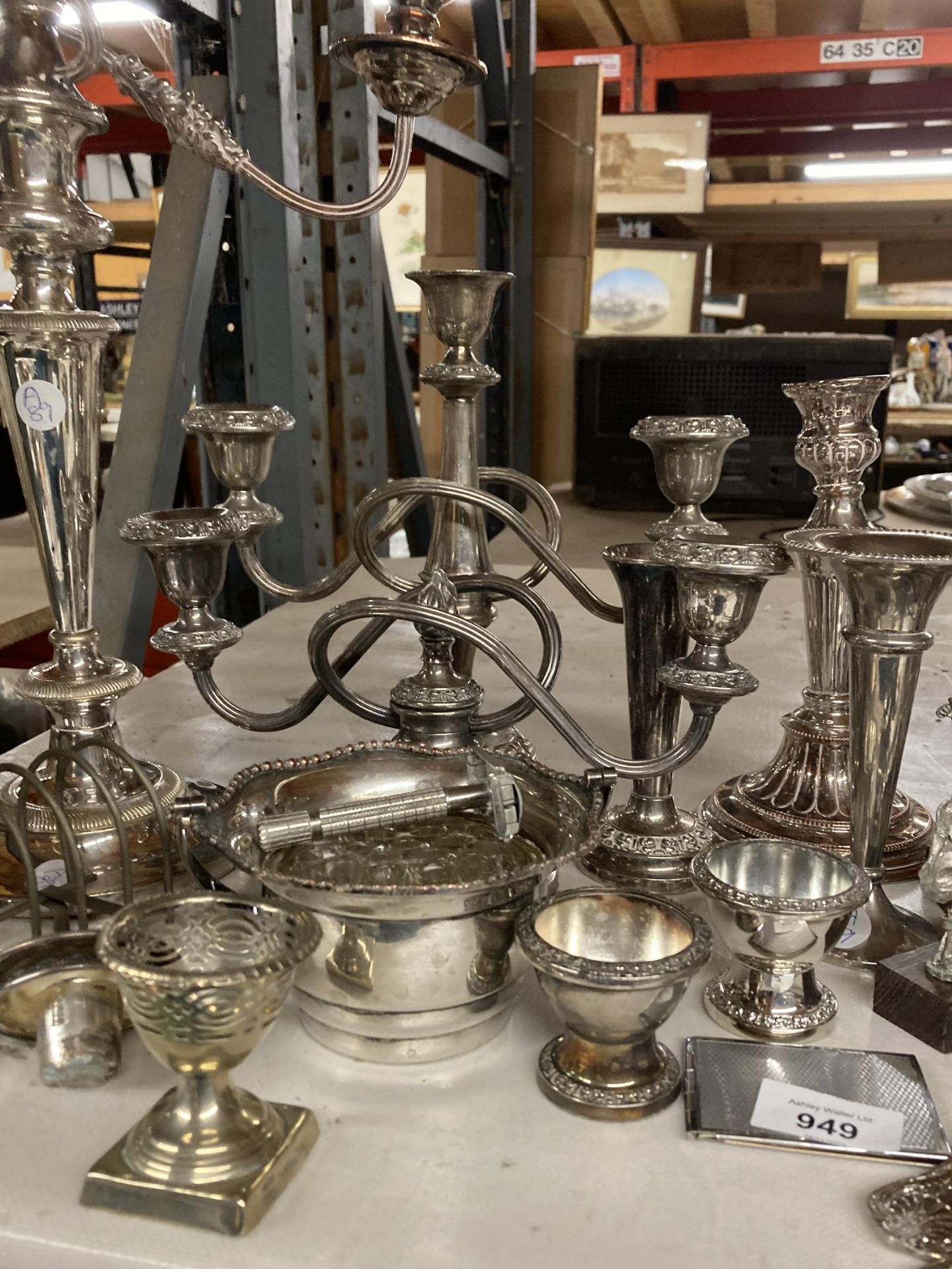 A QUANTITY OF SILVER PLATED ITEMS TO INCLUDE CANDLEABRAS, SMALL VASES, FIGURES, FLATWARE, ETC - Image 3 of 4