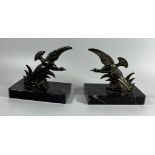 A PAIR OF ART DECO BRASS BIRD DESIGN BOOKENDS ON MARBLE BASES, HEIGHT 12 CM