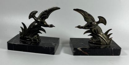 A PAIR OF ART DECO BRASS BIRD DESIGN BOOKENDS ON MARBLE BASES, HEIGHT 12 CM