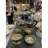 A GROUP OF SILVER PLATED ITEMS TO INCLUDE COOKING POT AND TRIPOD BRANCH STAND ETC