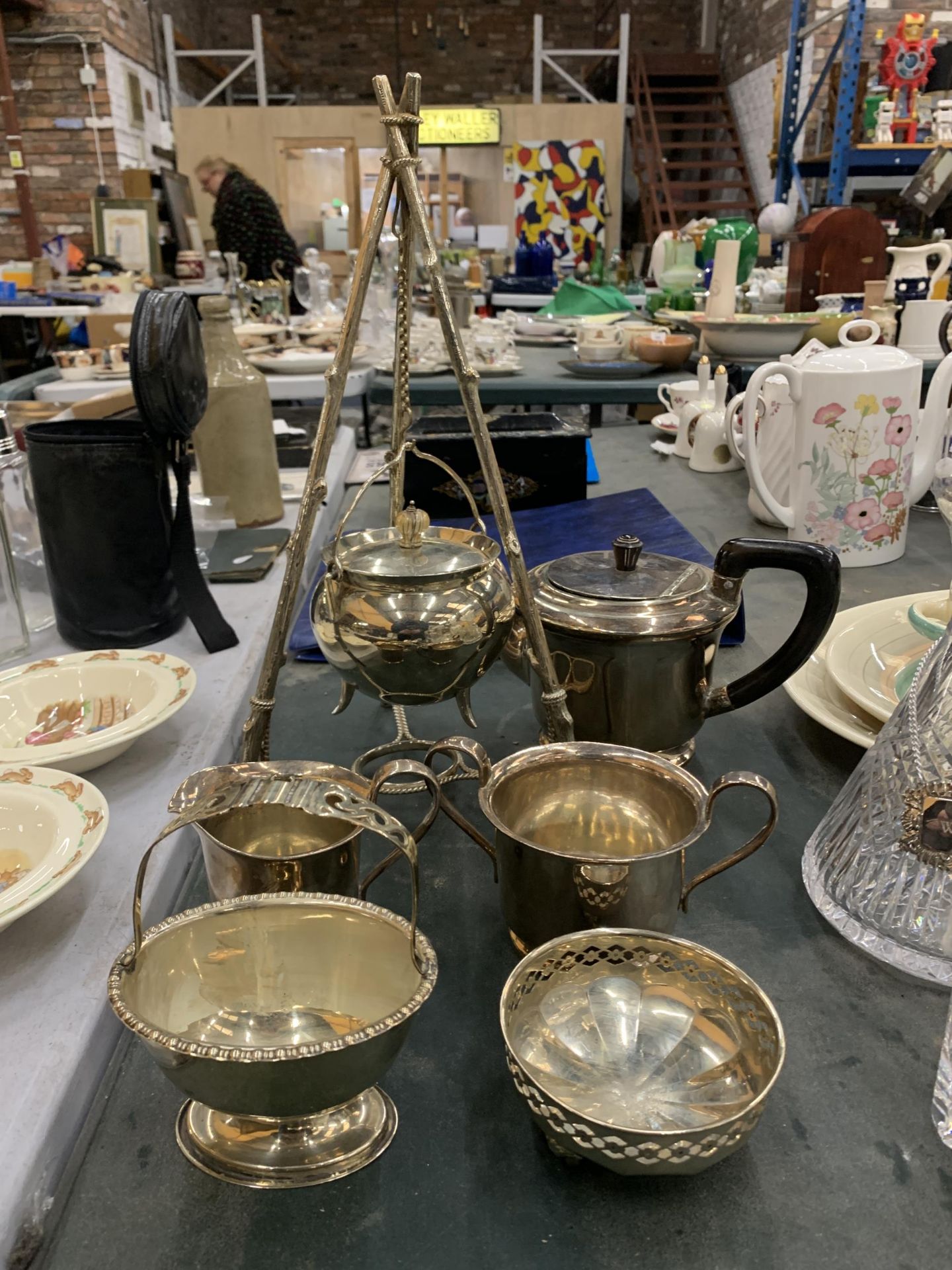 A GROUP OF SILVER PLATED ITEMS TO INCLUDE COOKING POT AND TRIPOD BRANCH STAND ETC