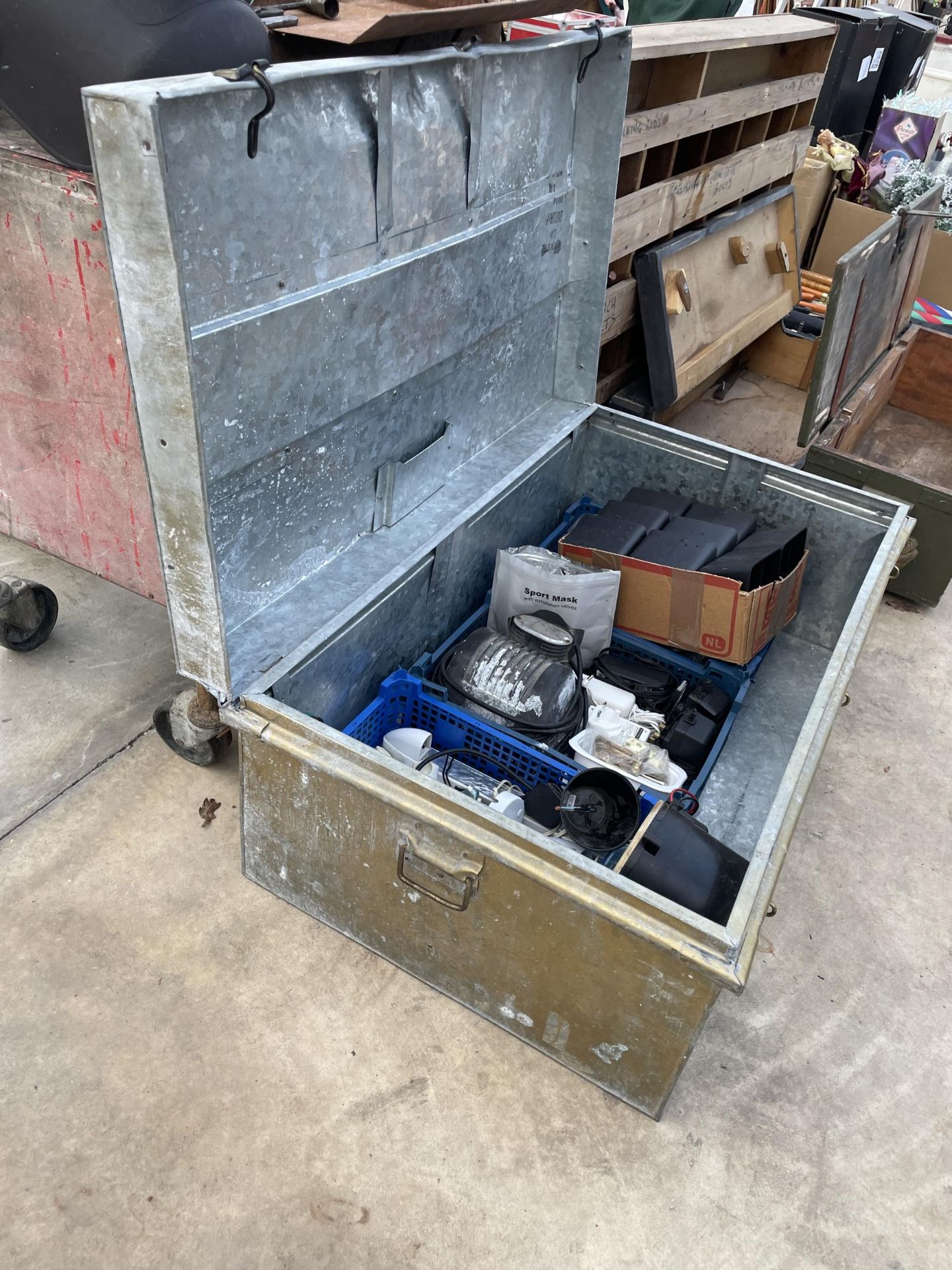 A LARGE GALVANISED STORAGE TRUNK AND A FOUR WHEELED WORKSHOP TROLLEY TO ALSO INCLUDE TOOLS AND - Image 2 of 3