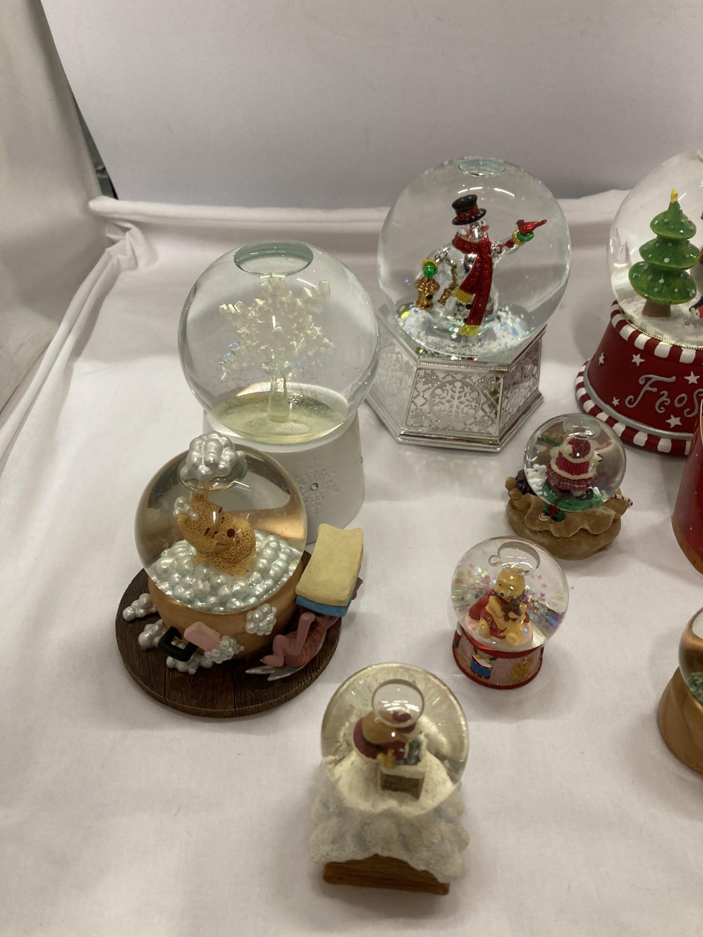 A COLLECTION OF SNOW GLOBES TO INCLUDE WINNIE THE POOH - 13 IN TOTAL - Image 3 of 4