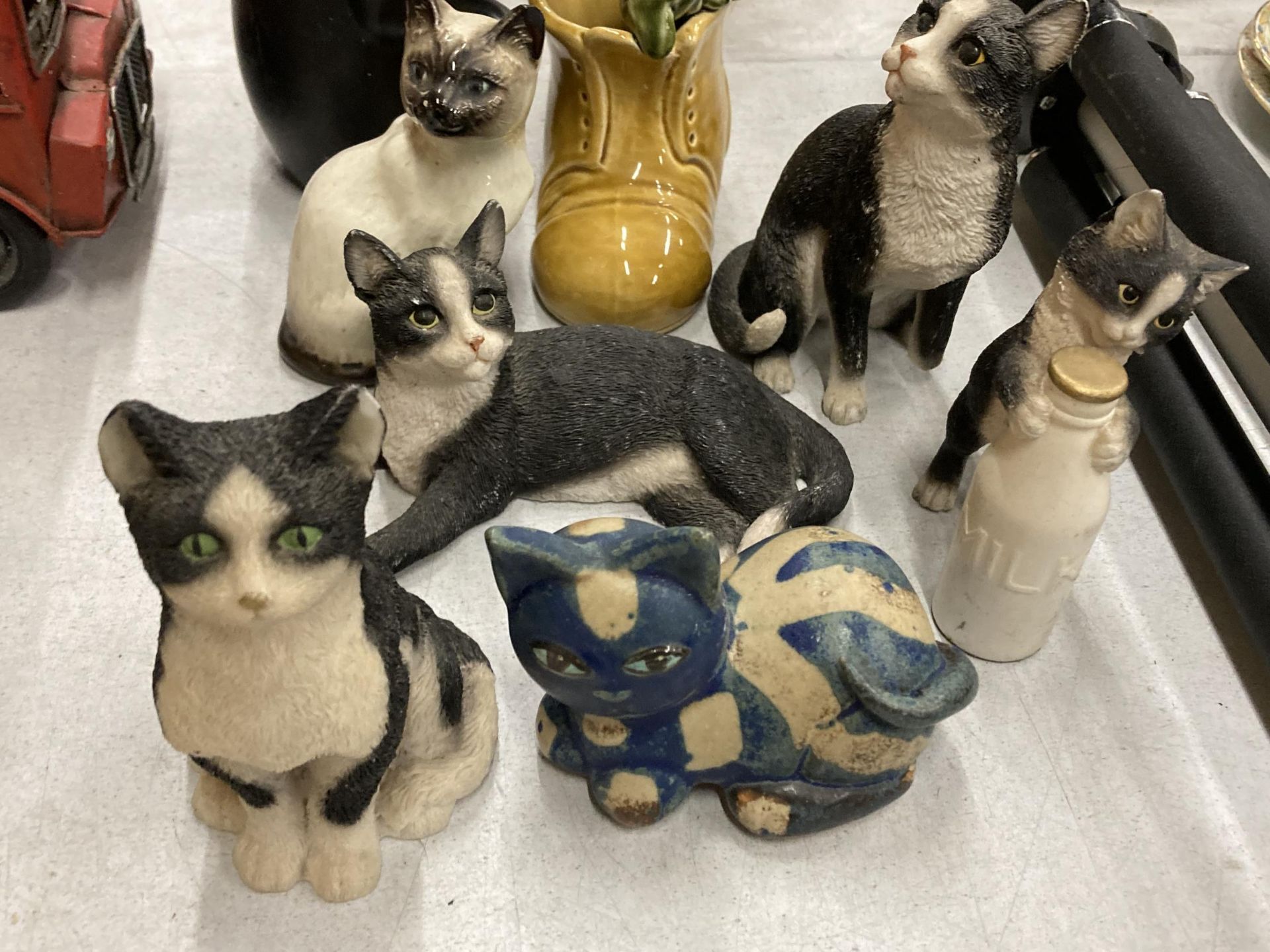 EIGHT ASSORTED CAT FIGURES INCLUDING BESWICK AND SYLVAC - Image 2 of 3