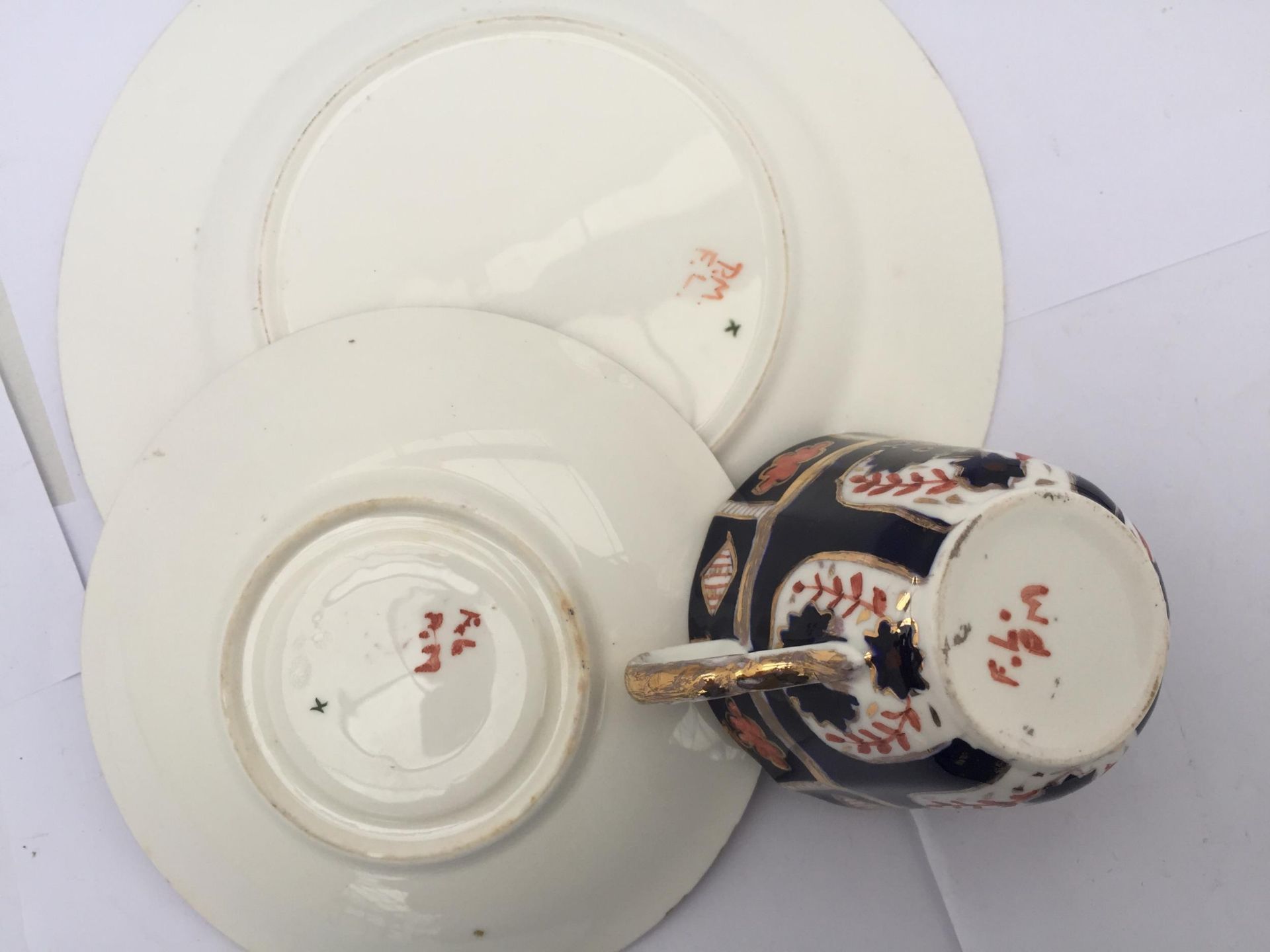 A VINTAGE DERBY STYLE IMARI PATTERN CUP SAUCER AND SIDE PLATE TRIO - Image 6 of 6