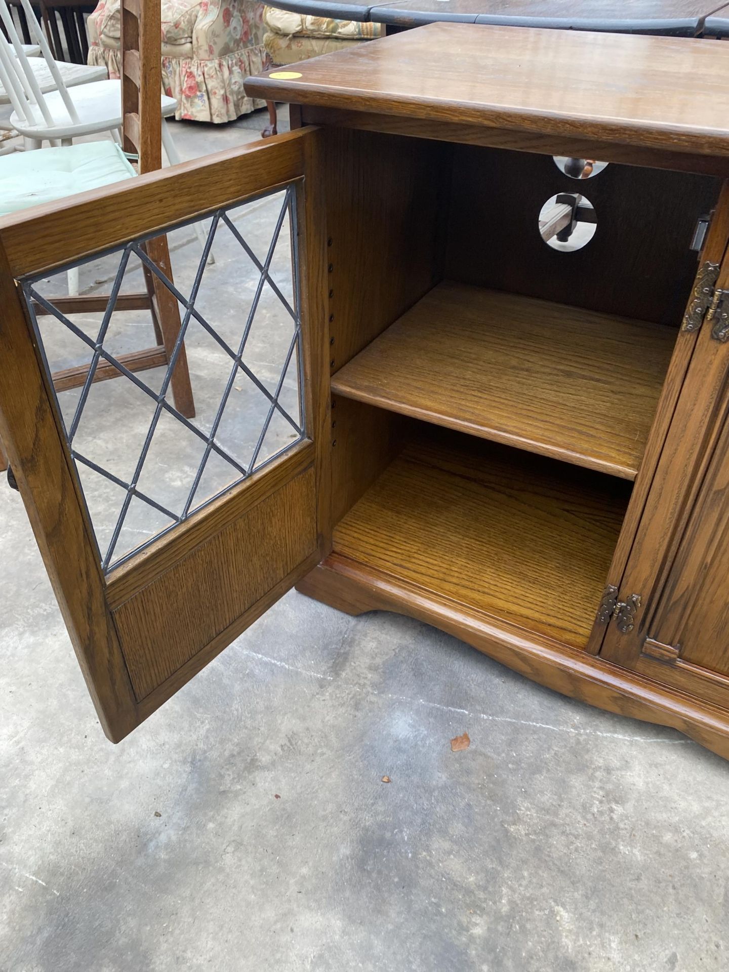 AN OAK GLAZED AND LEADED OLD CHARM STYLE HI-FI CABINET, 45" WIDE - Image 3 of 3