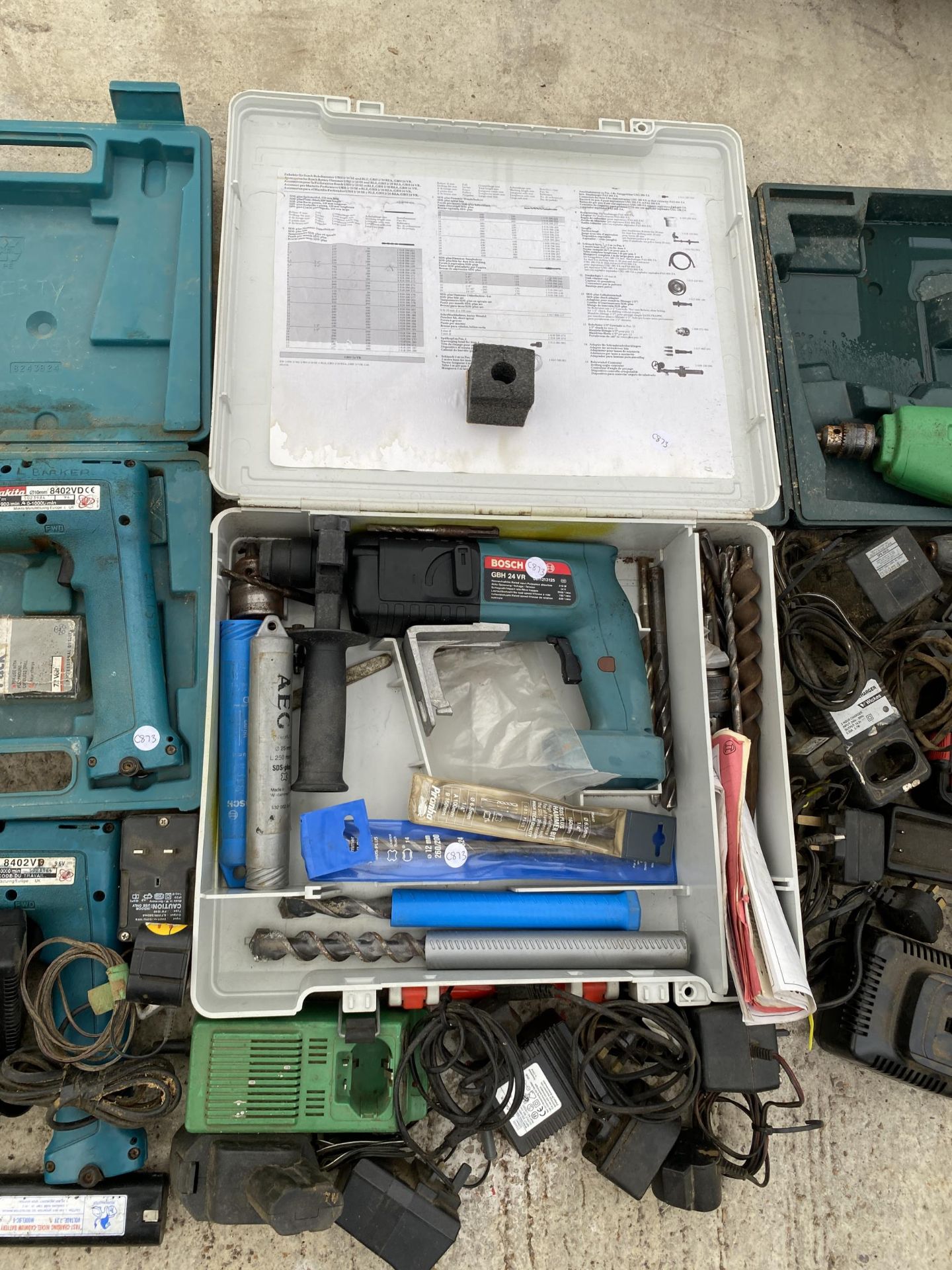 AN ASSORTMENT OF TOOLS TO INCLUDE BATTERY DRILLS, DRILL BITS AND CHARGERS ETC - Image 2 of 3