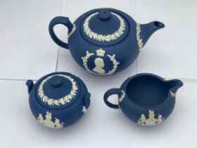 A 1953 WEDGWOOD NAVY JASPERWARE QUEEN ELIZABETH II & DUKE OF EDINBURGH COMMEMORATIVE THREE PIECE