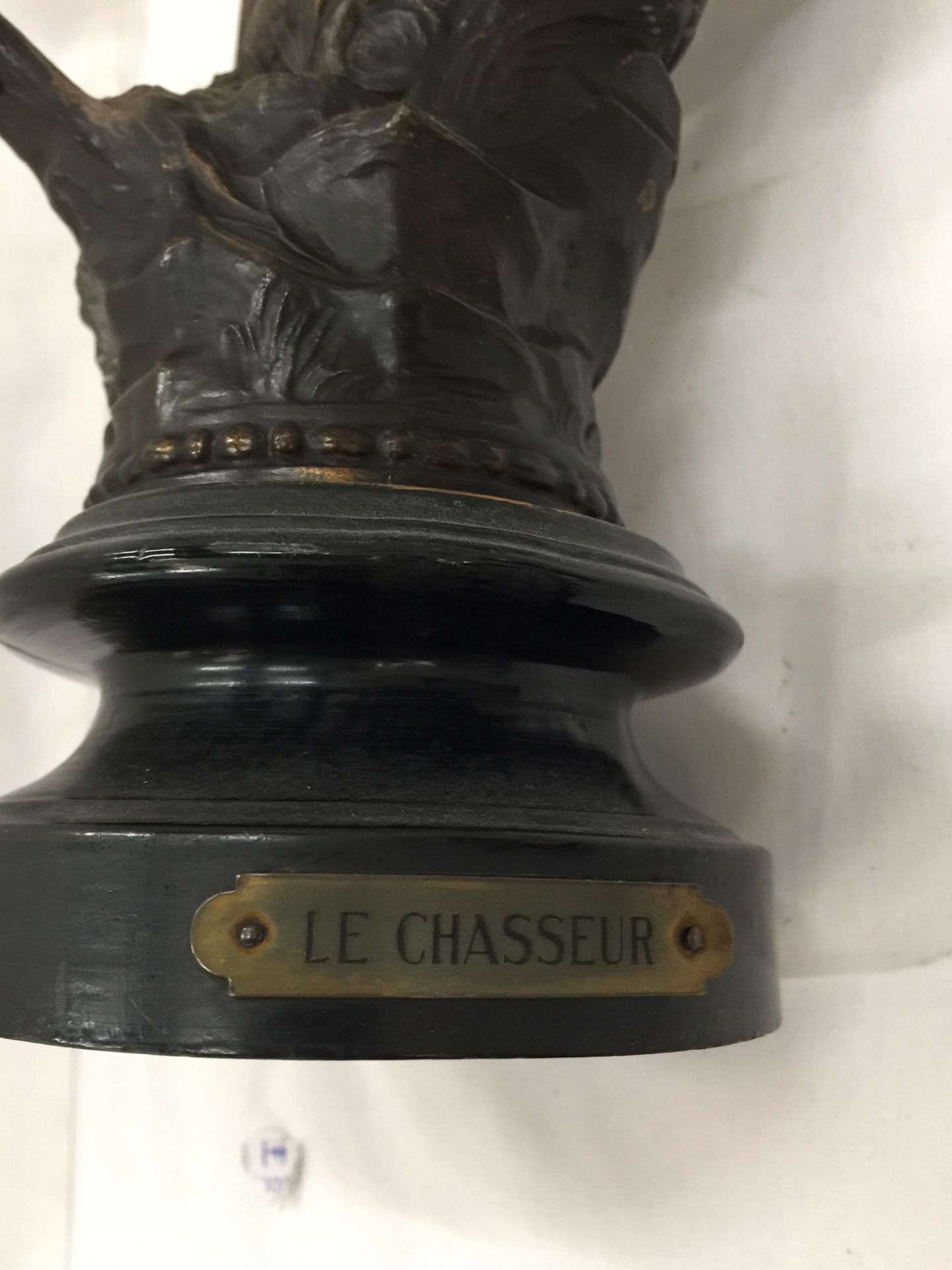 A PAIR OF VINTAGE FRENCH SPELTER CLASSICAL FIGURES TITLED 'LE CHASSEUR' AND 'LA CHASSERESSE' - Image 4 of 7