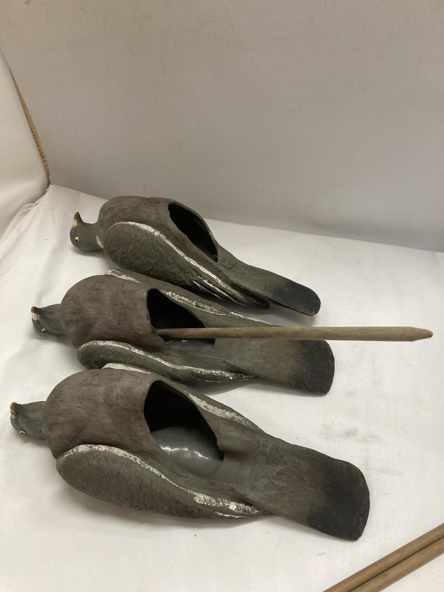 THREE VINTAGE FLEXICOY PIGEON DECOYS WITH ORIGINAL PEGS - Image 3 of 3