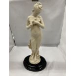 A HEAVY SCULPTURE OF A CLASSICAL MAIDEN ON A WOODEN PLINTH, HEIGHT WITHOUT BASE, 46CM